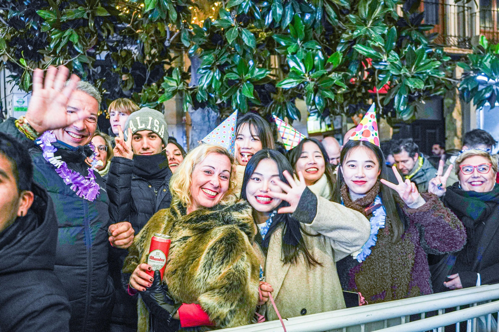 Así se vivieron las campanadas en la Plaza del Carmen de Granada: uvas y fiesta para recibir a 2024
