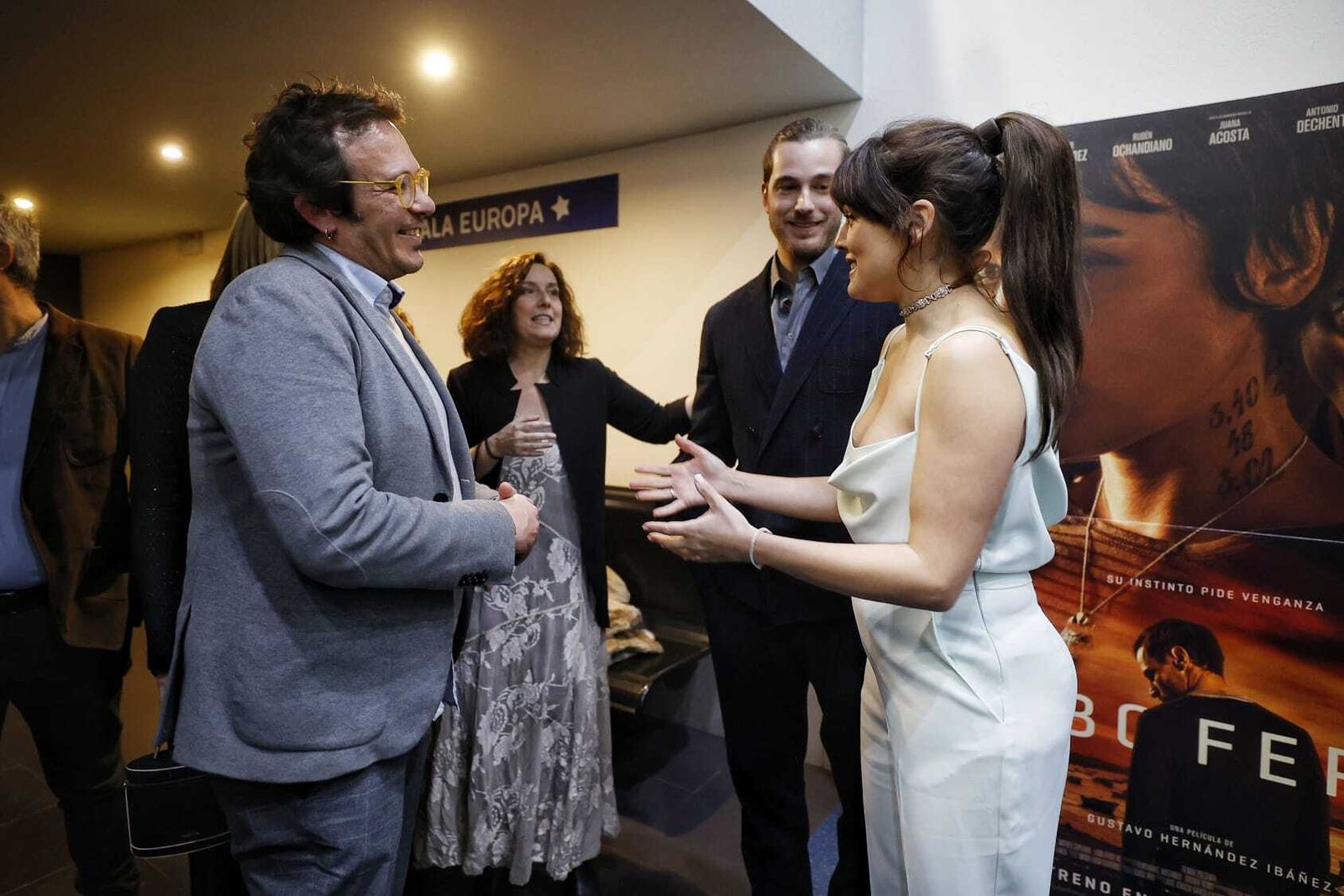 El alcalde de Cádiz, José María González, con la protagonista del filme, Adriana Ugarte.