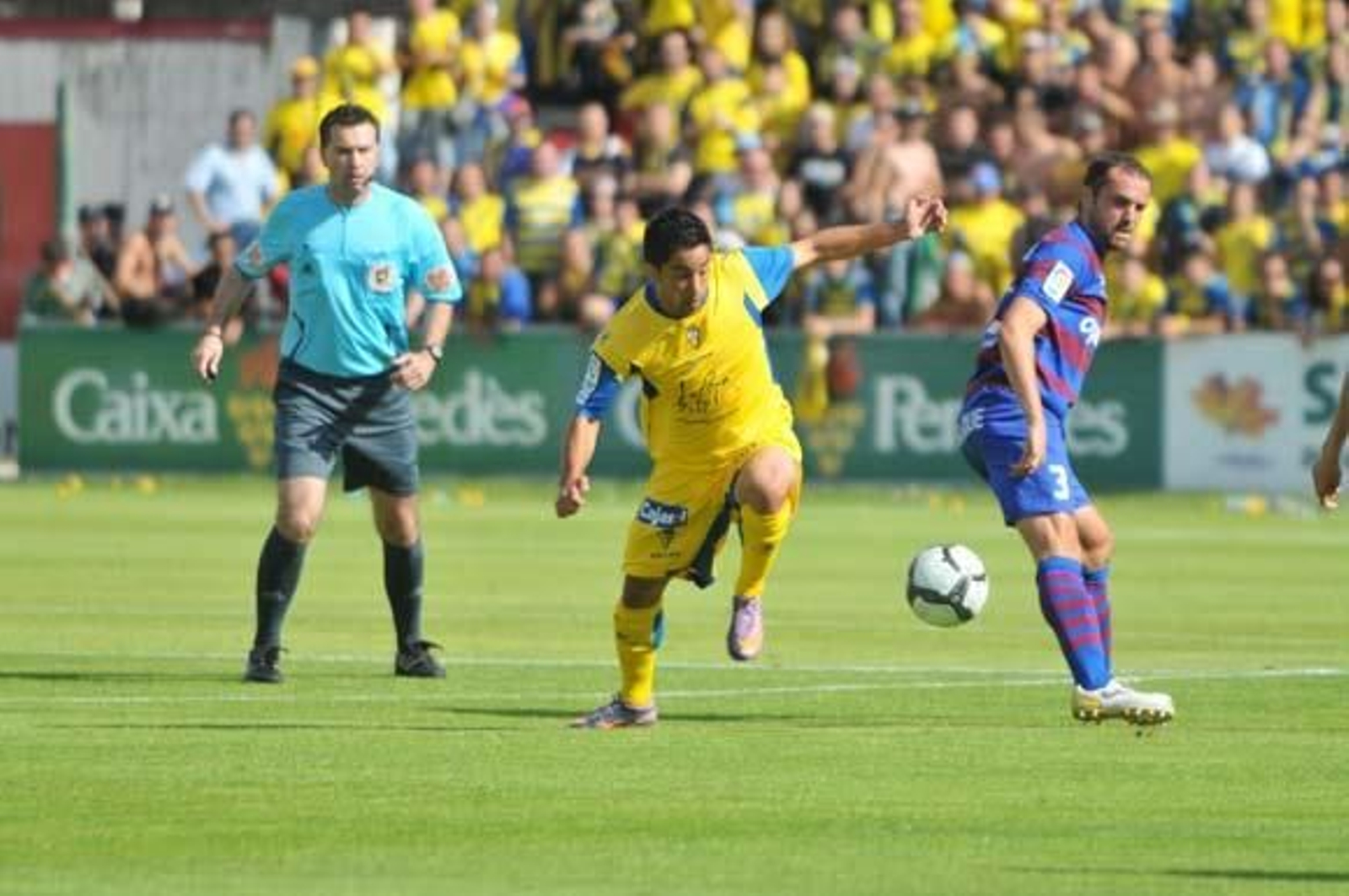 El equipo amarillo vuelve a los puestos de descenso y se complica la vida al perder por dos goles a uno frente al Huesca

Foto: LOF