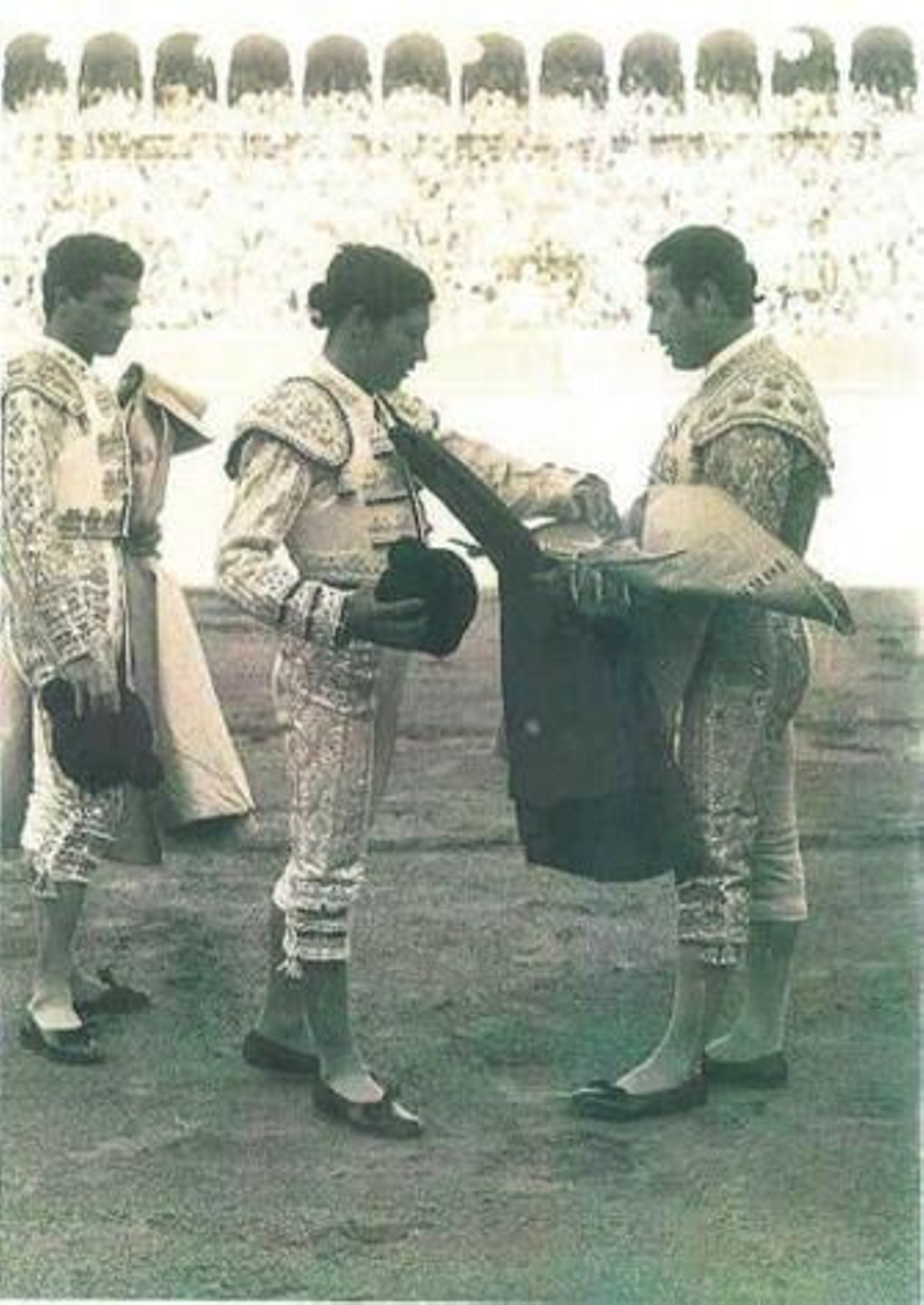 Curro Romero hace matador de toros a Rafael Torres en presencia de José Rivera 'Riverita'.