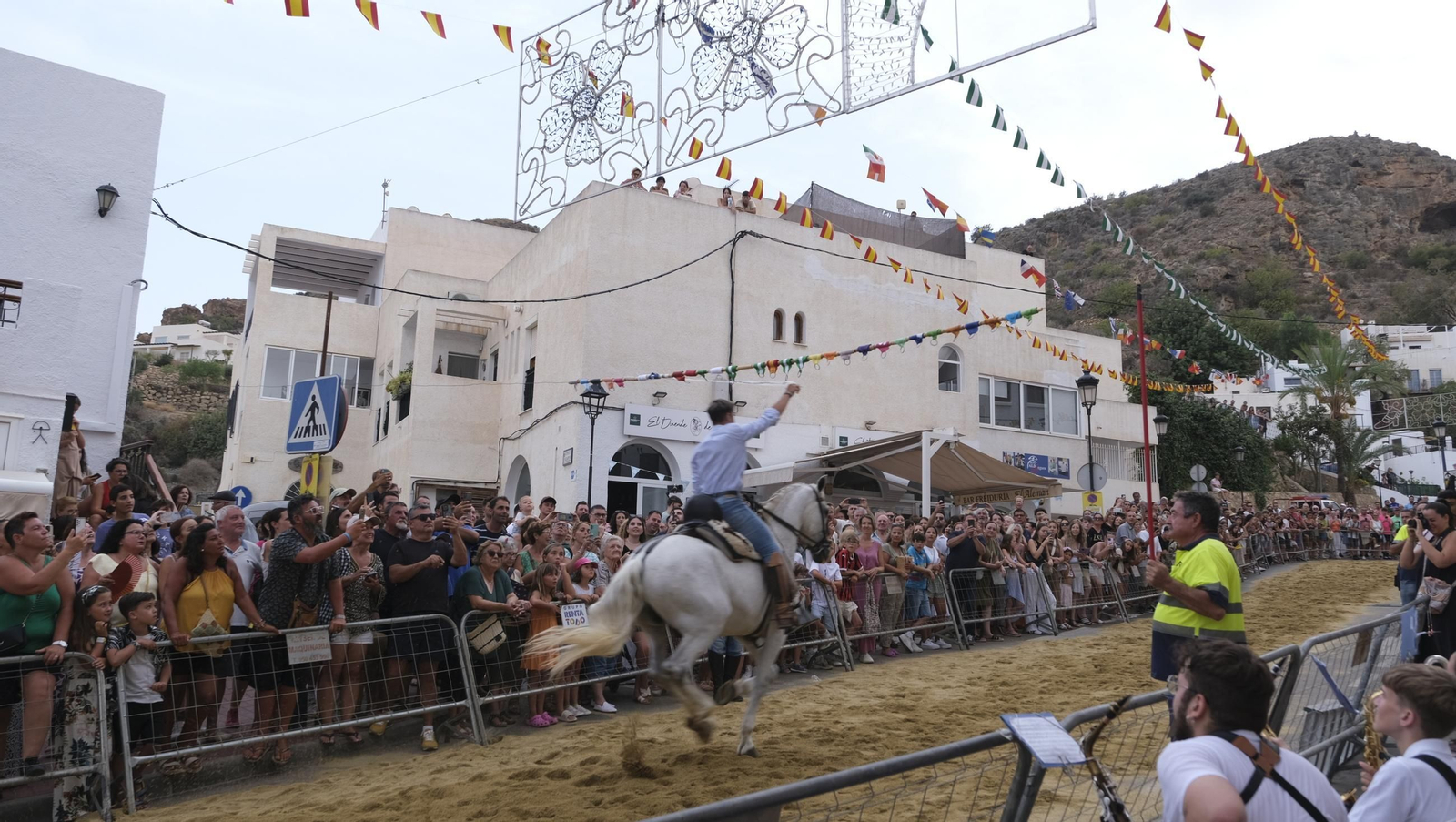 La popular carrera de cintas a caballo de las Fiestas de Mojácar, en imágenes