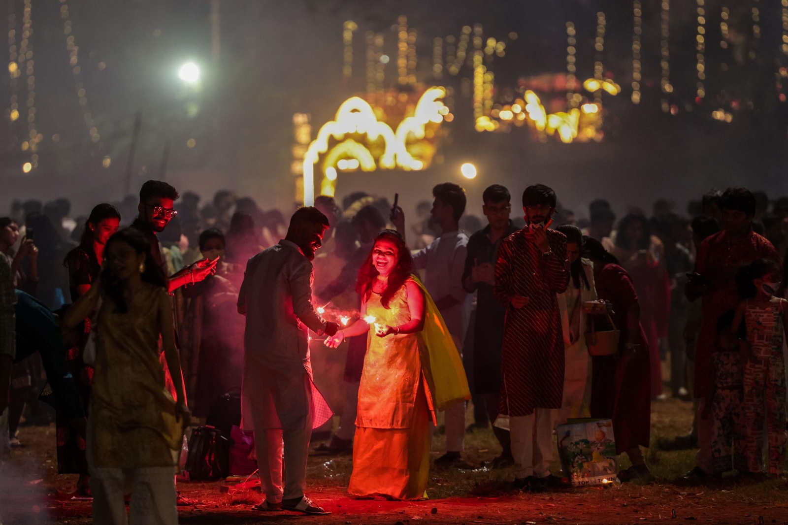 Las preciosas imágenes de la celebración del Diwali en India: un festival de luz y color
