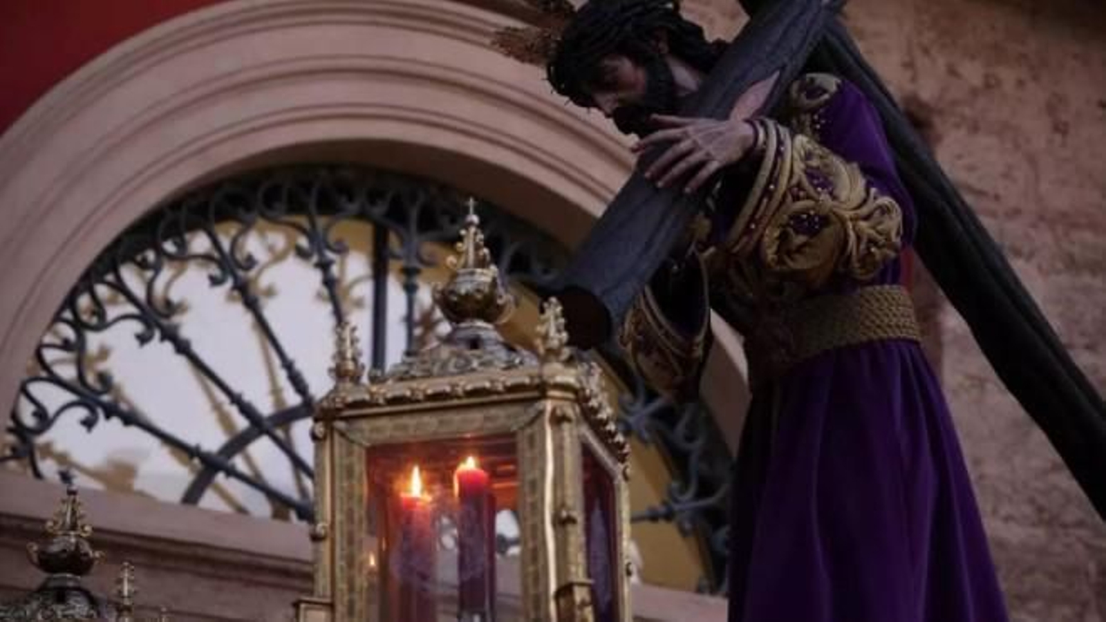 La imagen de Nuestro Padre Jesús del Gran Poder, a su paso por el Ayuntamiento de San Fernando.