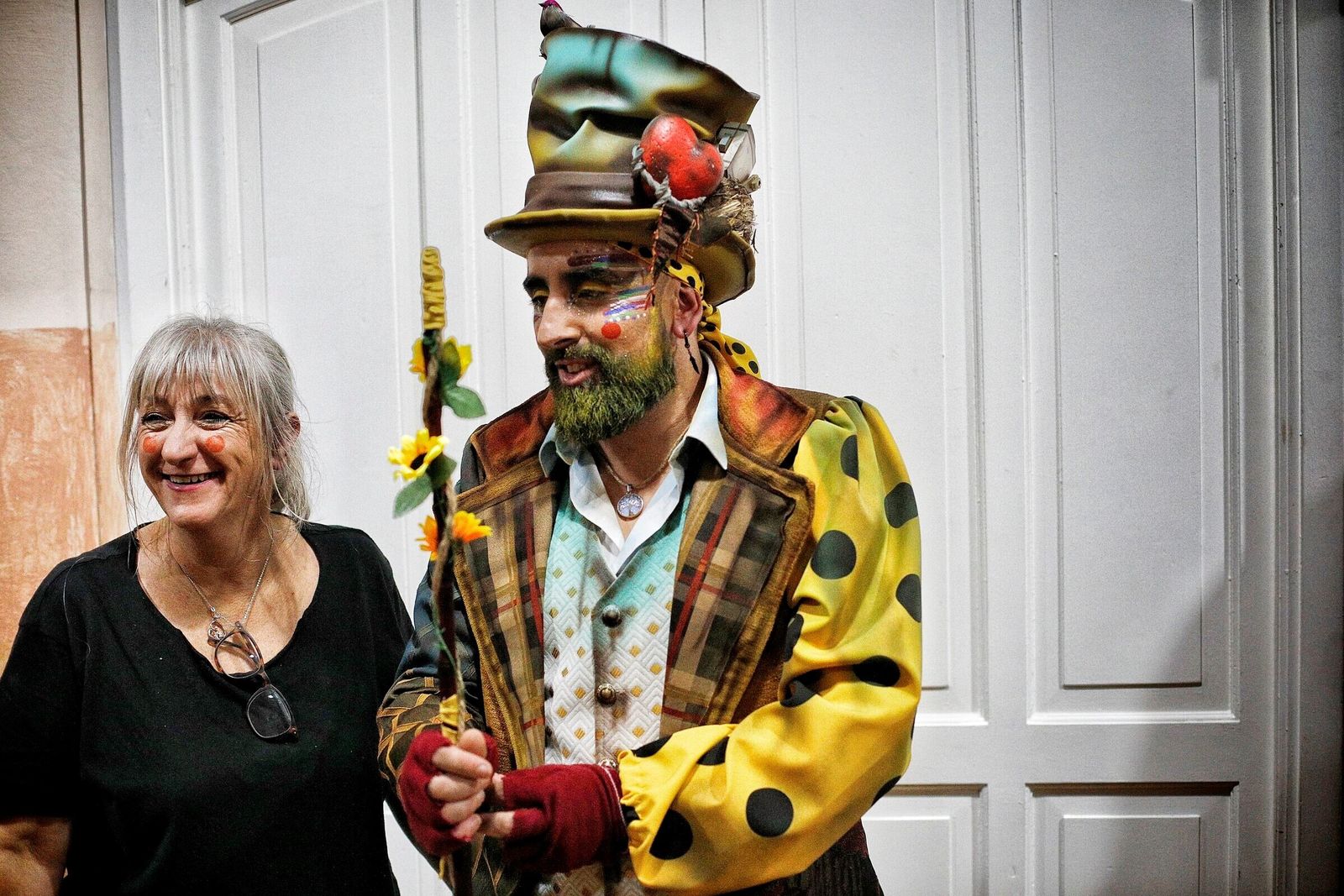 Comparsa 'Los poquito a poco' en camerinos