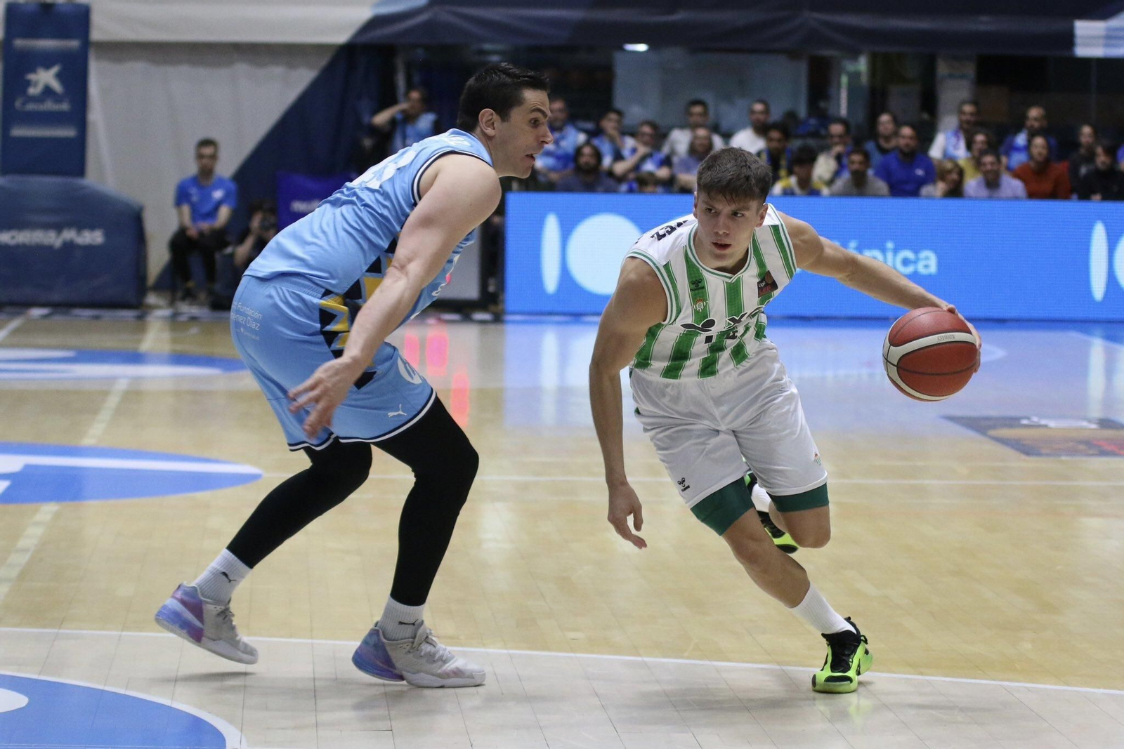 El uruguayo Joaquín Rodríguez, estelar de nuevo, bota ante el veterano Carlos Suárez.