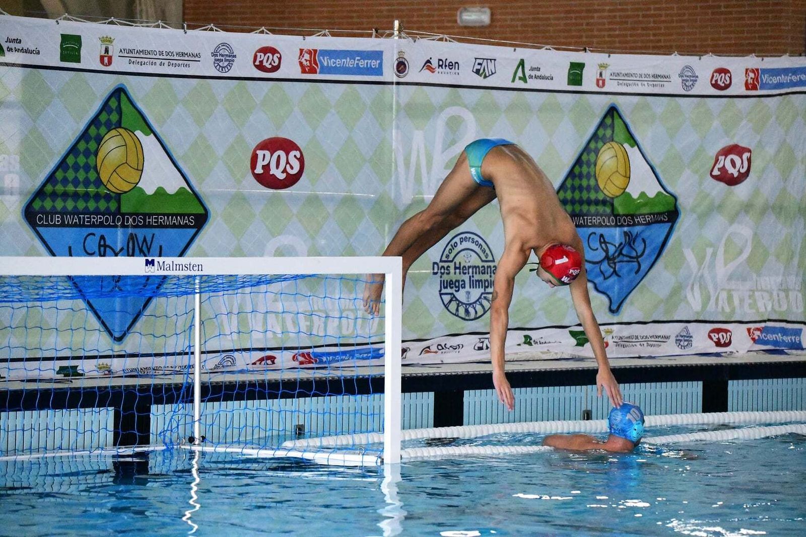 El portero del CW Dos Hermanas PQS se tira a la piscina de Montequinto.