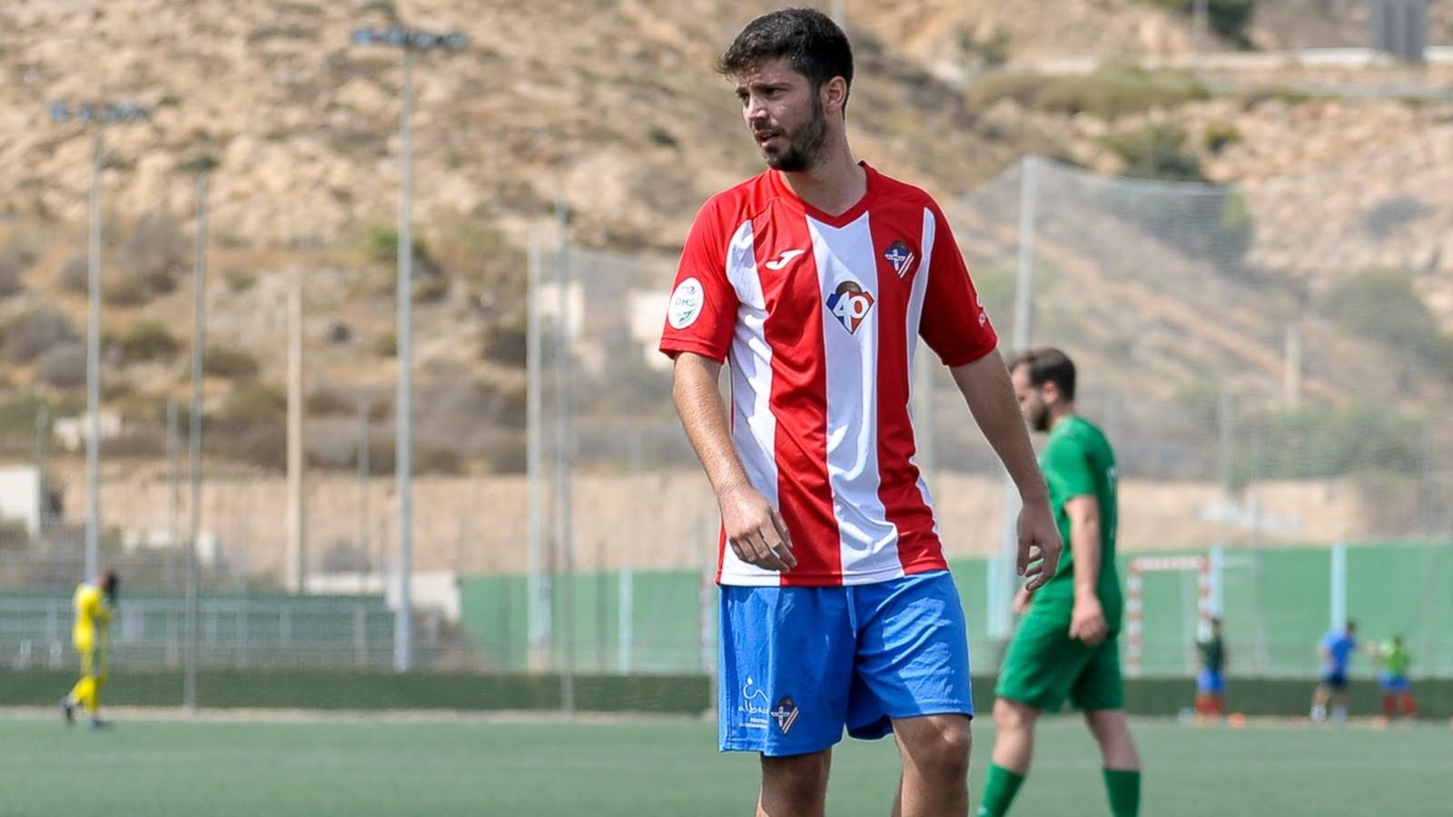 El centrocampista seguirá una campaña más en el equipo almeriense.