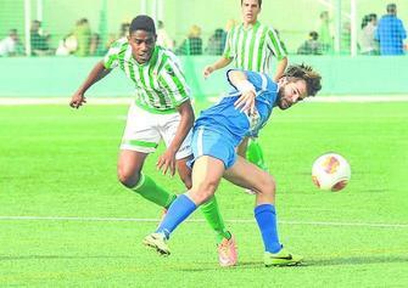 El lateral izquierdo bético Júnior pelea el balón con un rival.