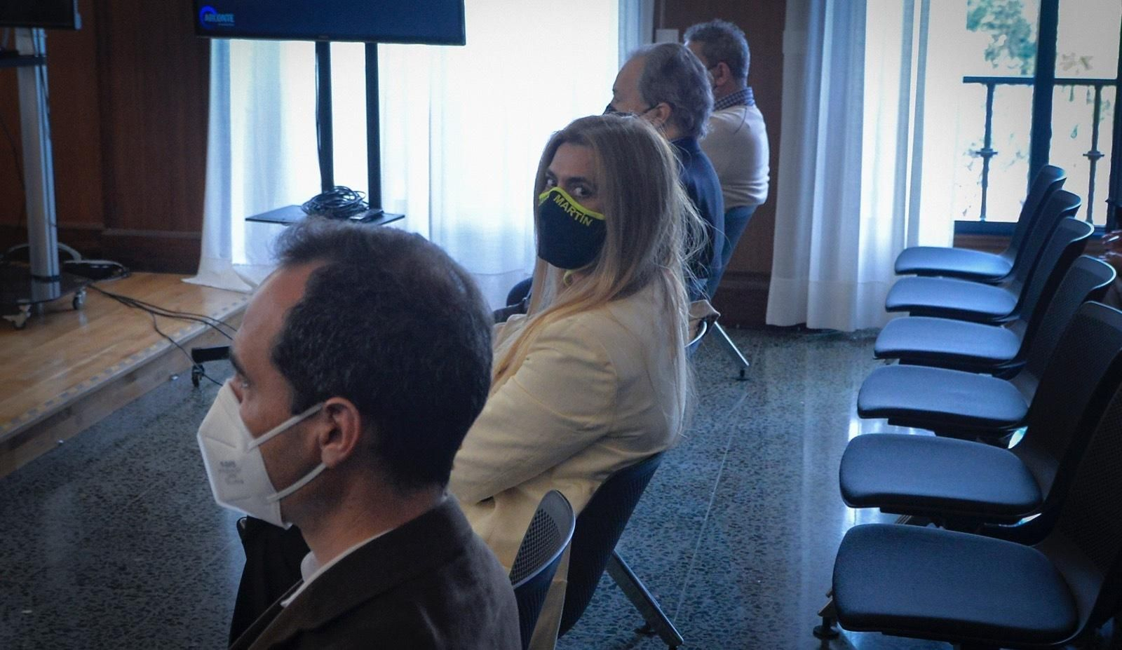 La diseñadora Juana Martín mira al cámara, al inicio del juicio en la Audiencia de Sevilla.