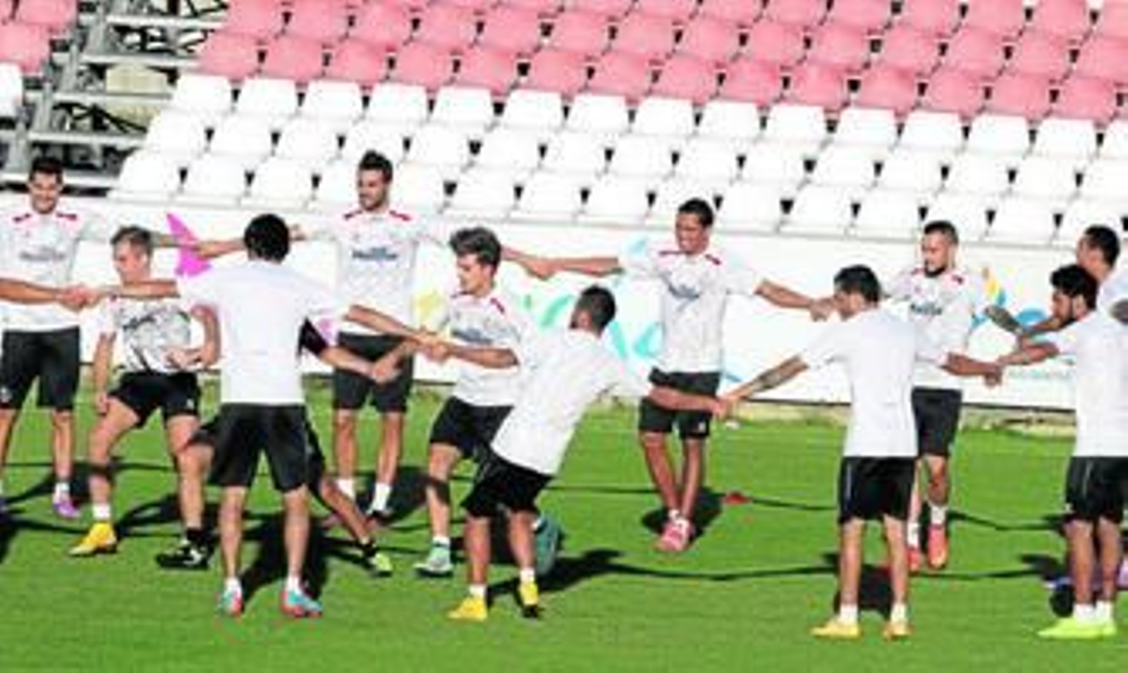 La plantilla del Sevilla, en pleno entrenamiento ayer en la ciudad deportiva para preparar el partido de esta noche ante la Real Sociedad.