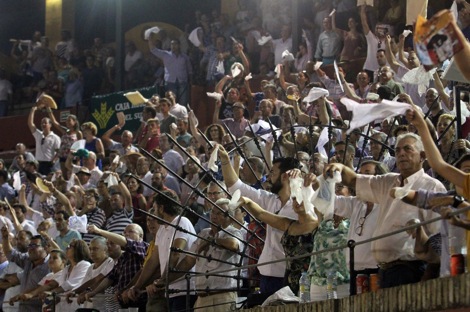 Juan Silva "Juanito" sale a hombros en la Plaza de toros La Merced, en imágenes