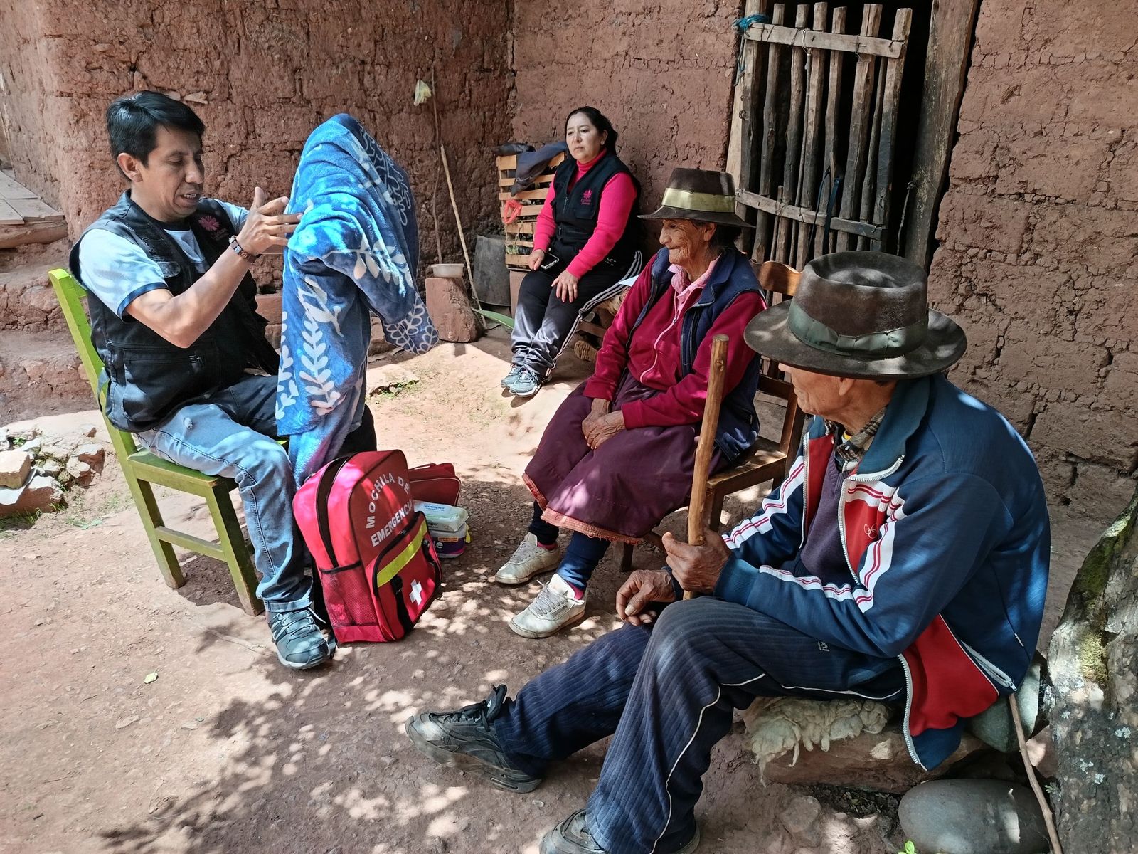 Una imagen de miembros de la comunidad con las mochilas de emergencia.