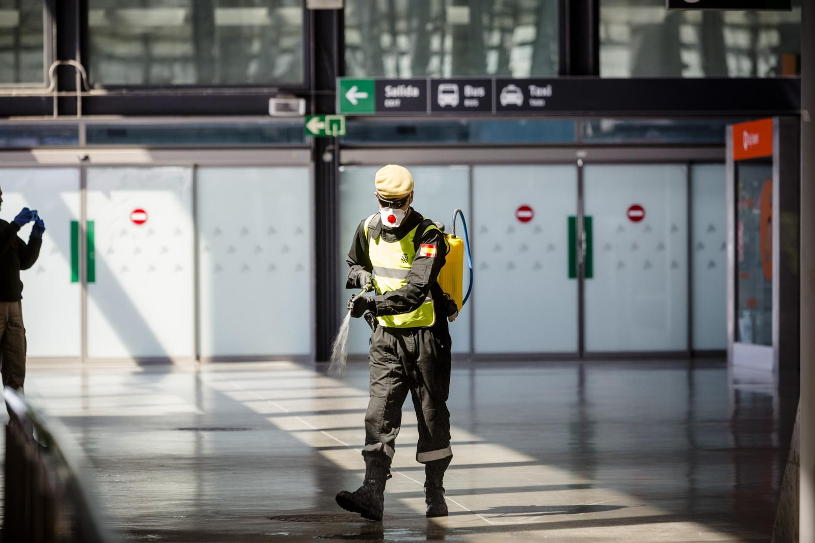 Efectivos de UME realizan labores de desinfección en la estación de trenes.