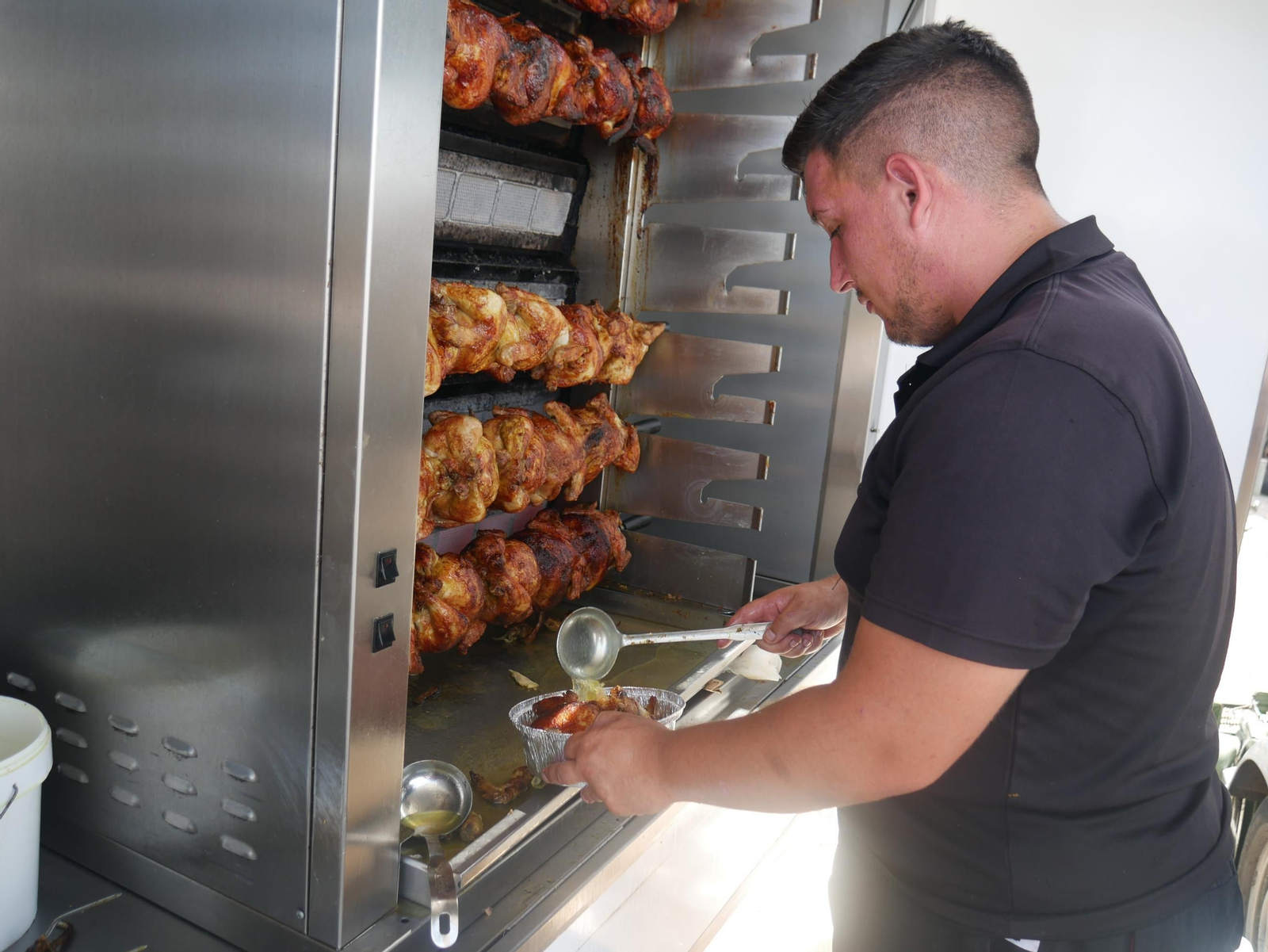 Así es la venta de pollos asados en los negocios ambulantes de Almería