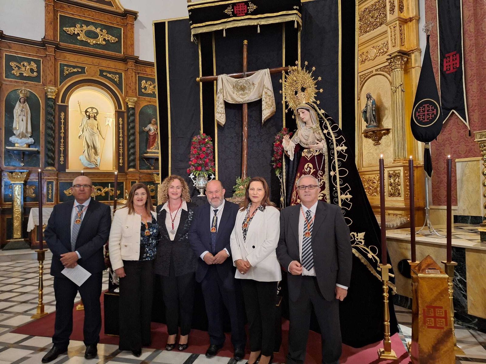 La pregonera junto a responsables políticos y de hermandades.