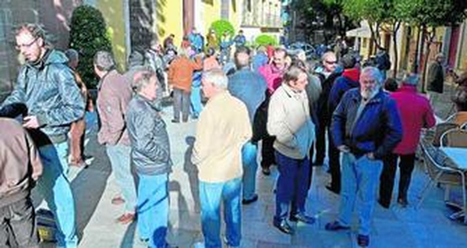 Los despedidos se concentraron durante la mañana ante el Consistorio.