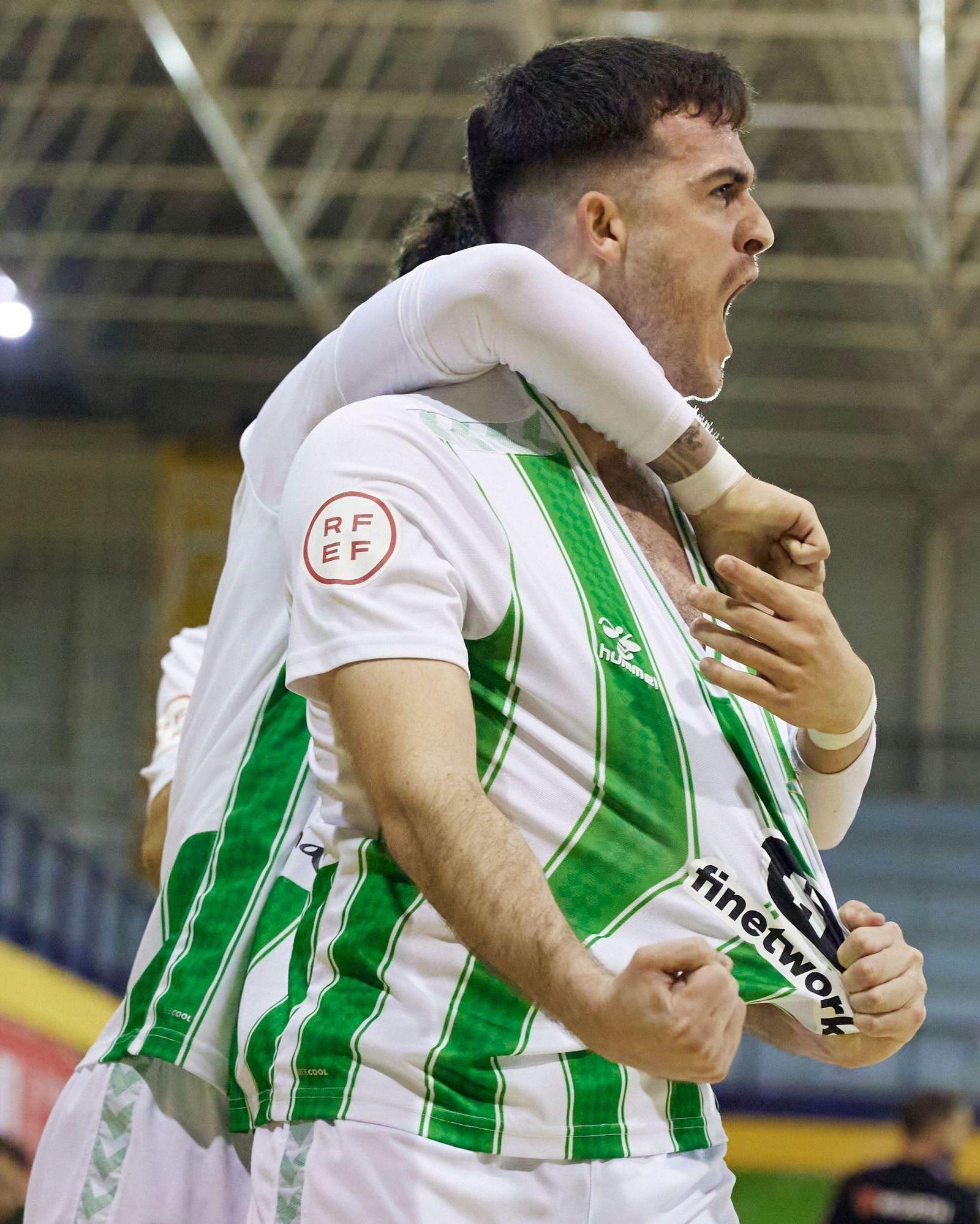 Cristian Povea celebra un gol con el Betis Futsal.