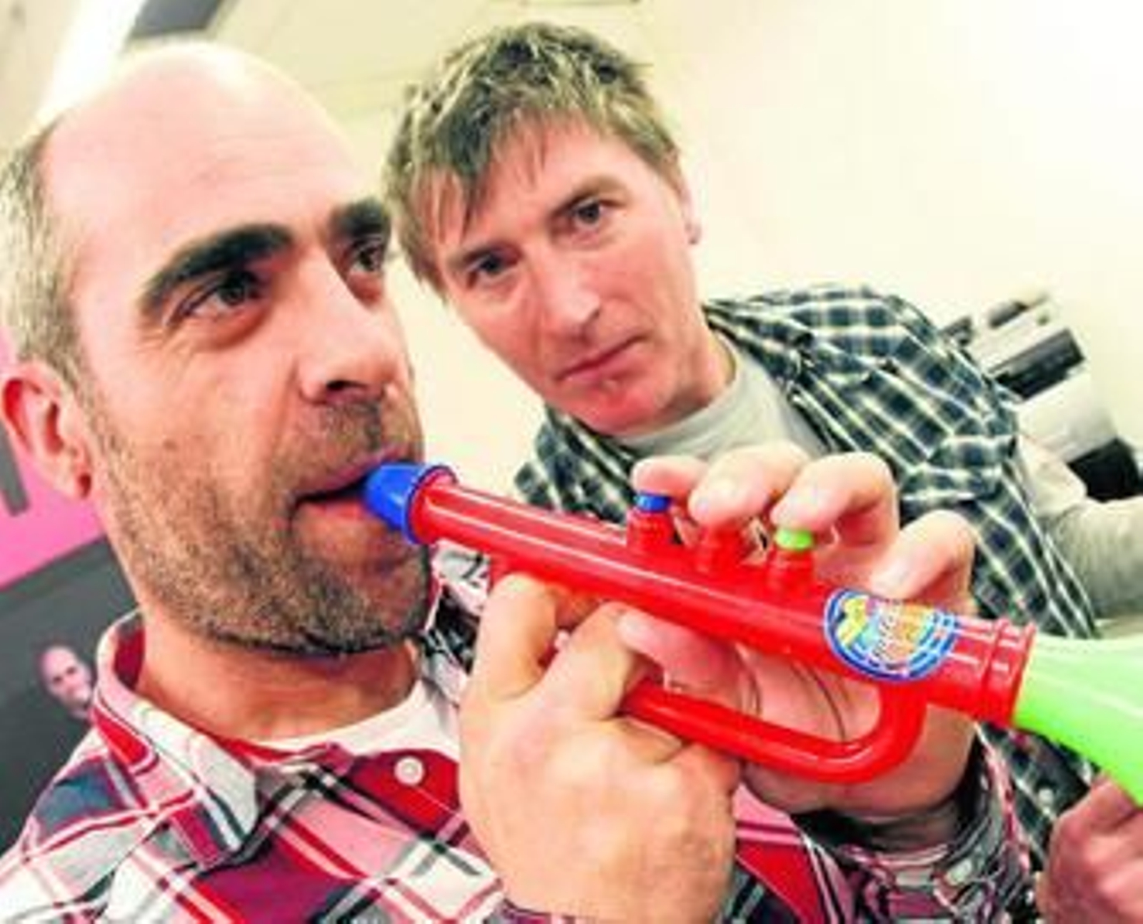 Luis Tosar se marca un solo junto a su compañero en Di Elas, Piti Sanz.