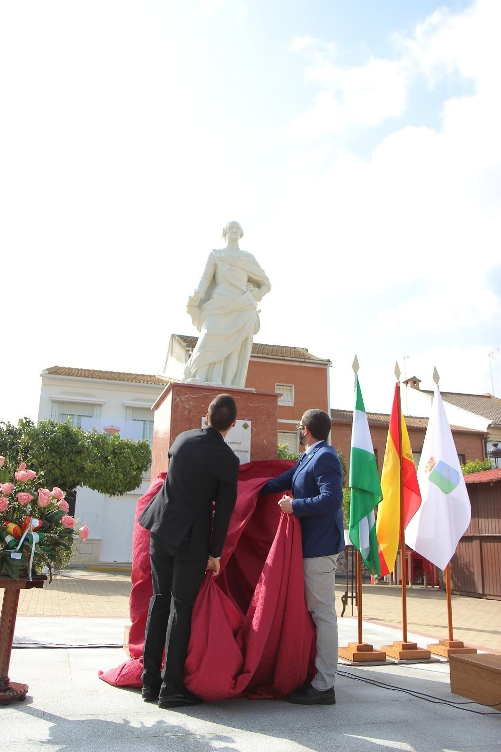 Un  momento del descubrimiento de la estatua.
