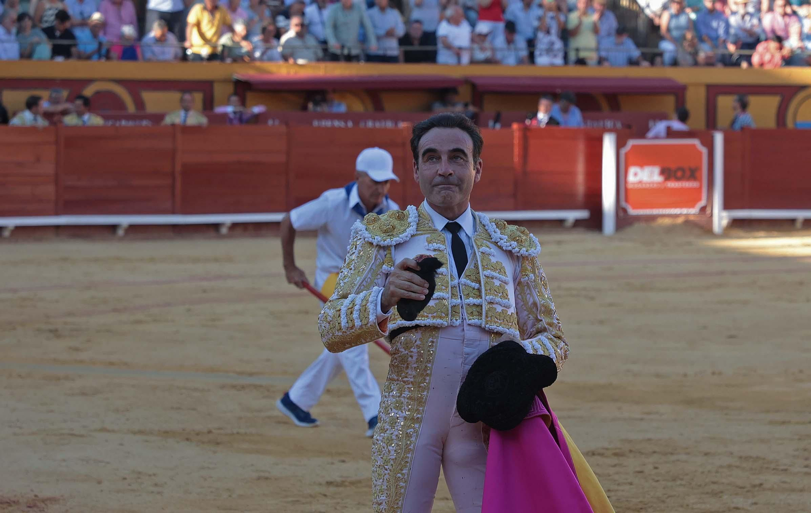 Enrique Ponce, primer toro (6).jpg