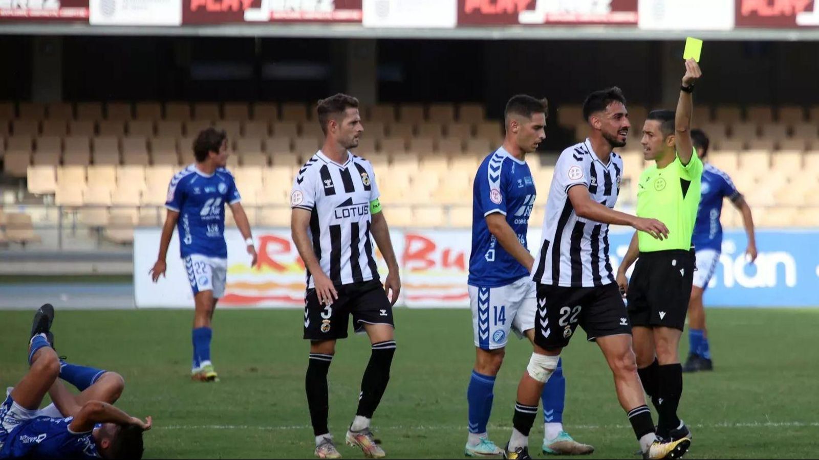 Carralero Calvo muestra amarilla a Ale Hernández en el partido que le pitó al Xerez DFC ante la Balona.