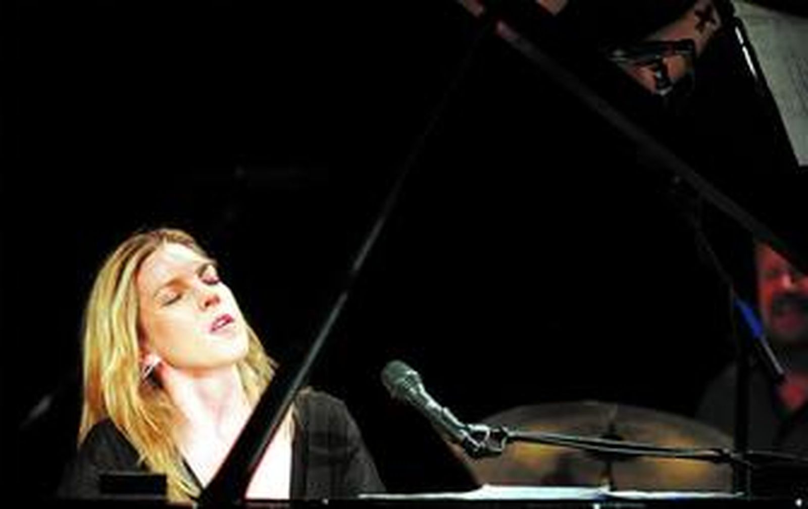 Diana Krall, al piano, sí se emocionó en el Teatro Cervantes el pasado lunes.
