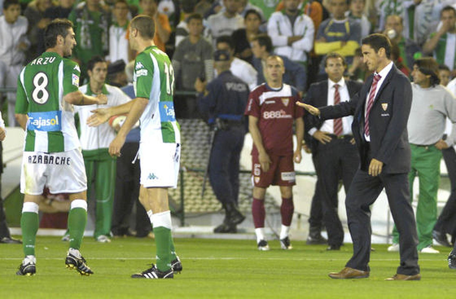 Jiménez se dirige a Arzu en el derbi que su equipo disputó ante el Betis en el Ruiz de Lopera el pasado año. 

Foto: Manuel Gómez