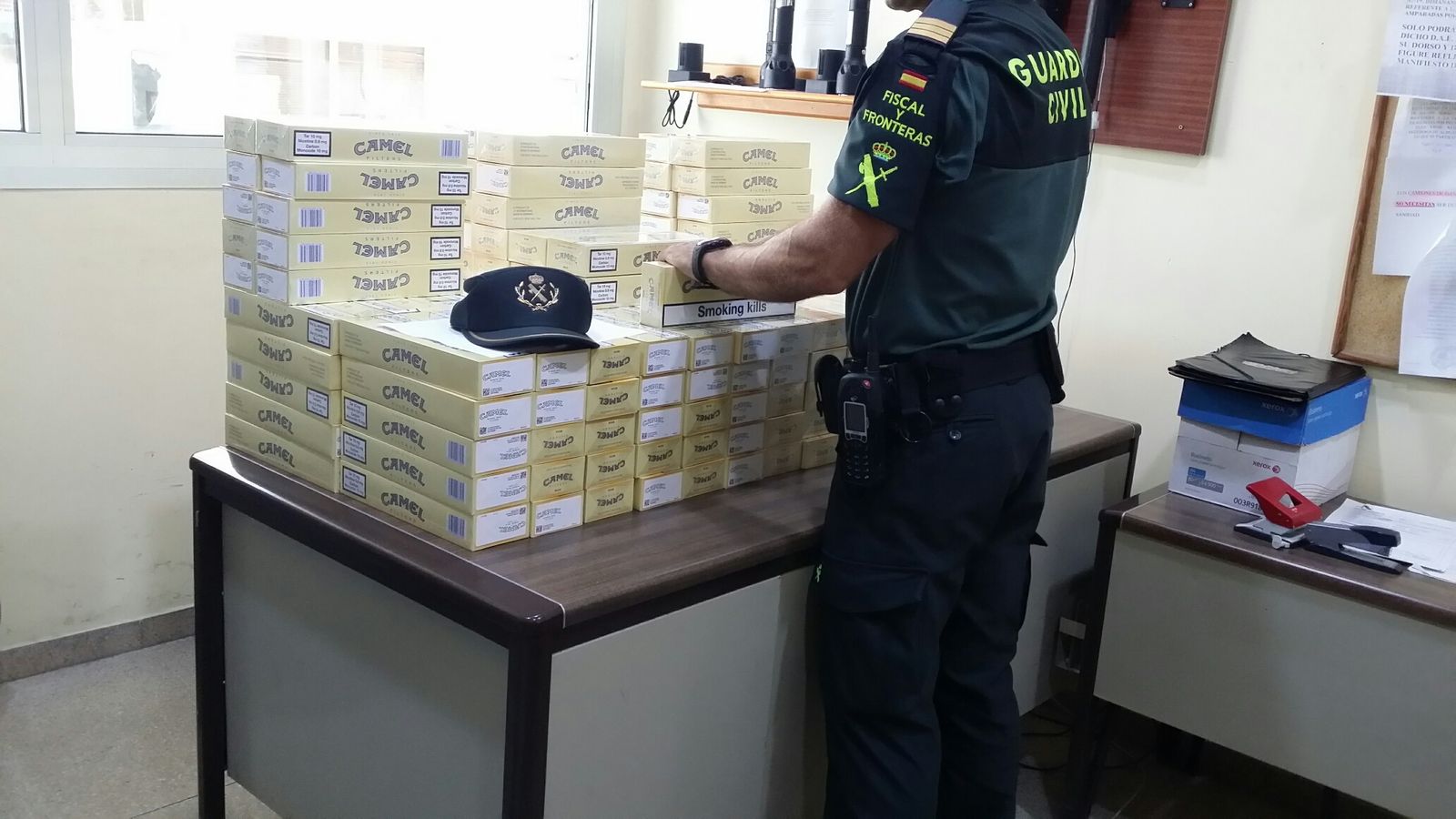 Un guardia civil con cajetillas de tabaco en una imagen de archivo.