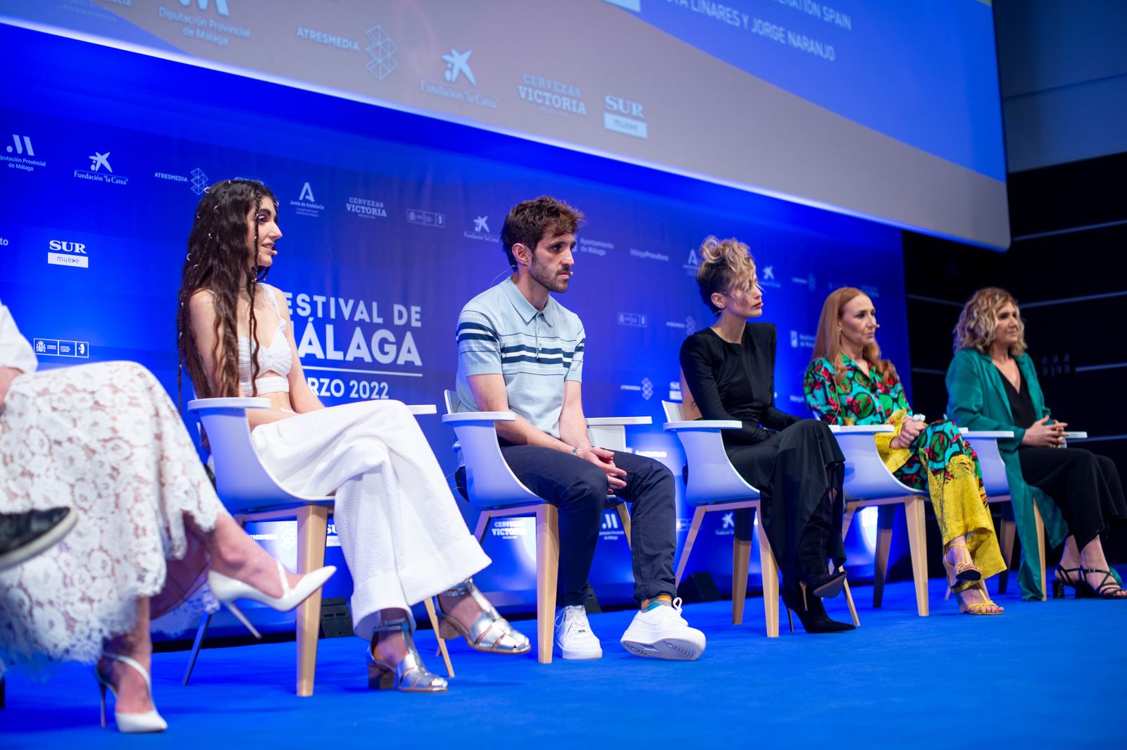 Parte del equipo 'Las niñas de cristal' con Jota Linares y María Pedraza en el centro.