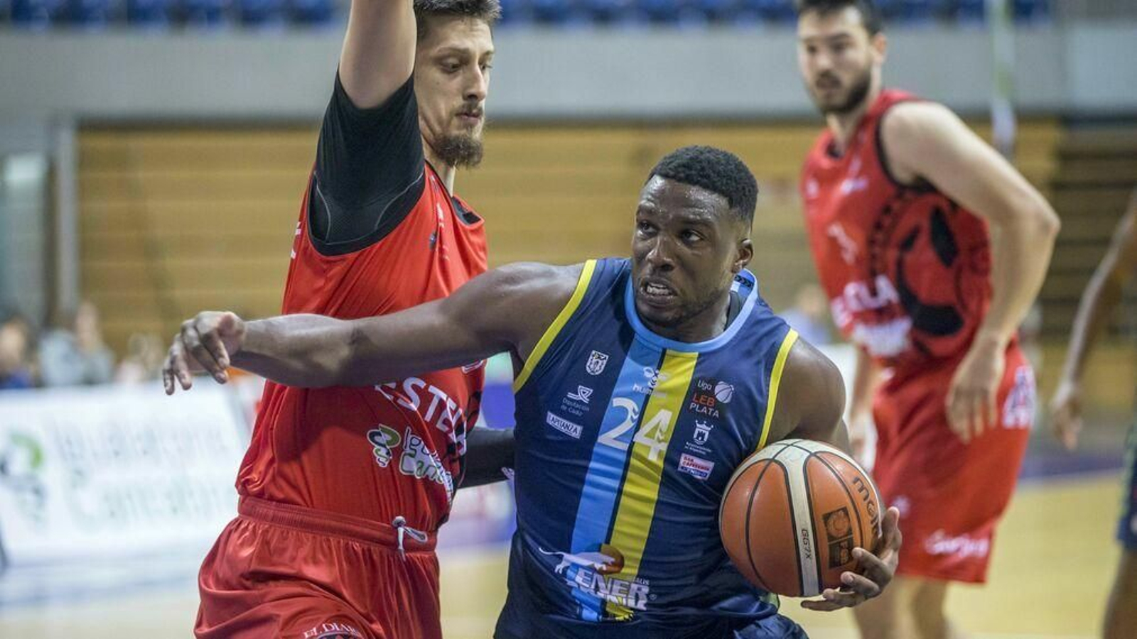 Ryam Ejim en el duelo de Udea con Estela