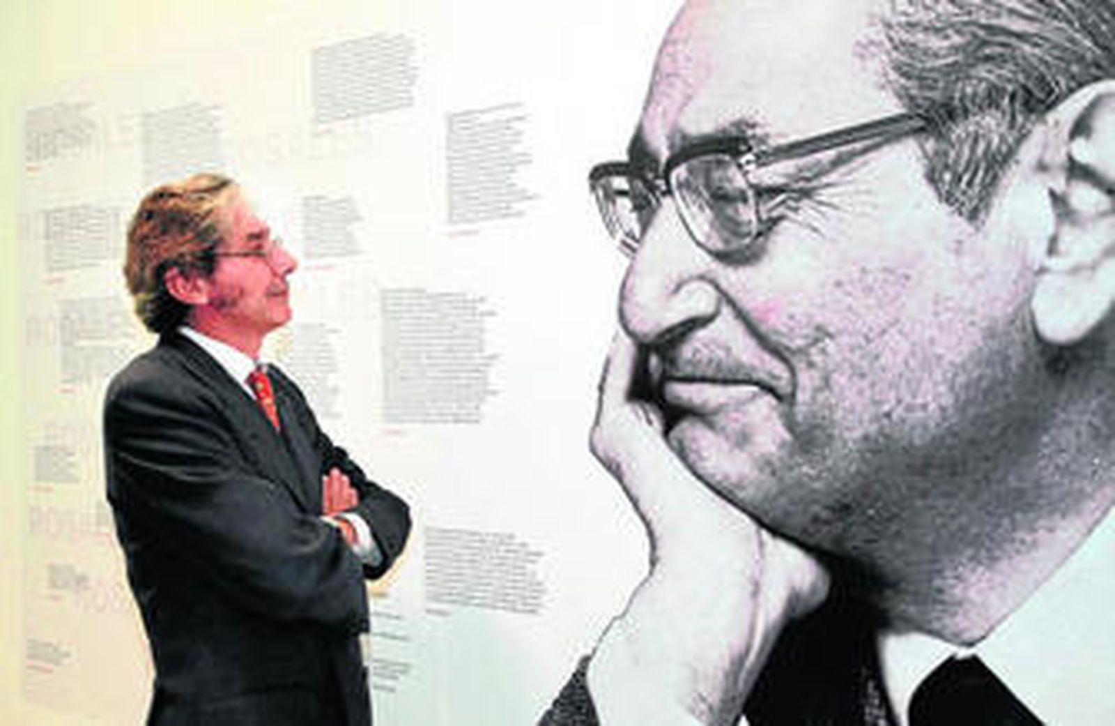 Luis Rosales Fouz observa una imagen de su padre en la Biblioteca de Andalucía.