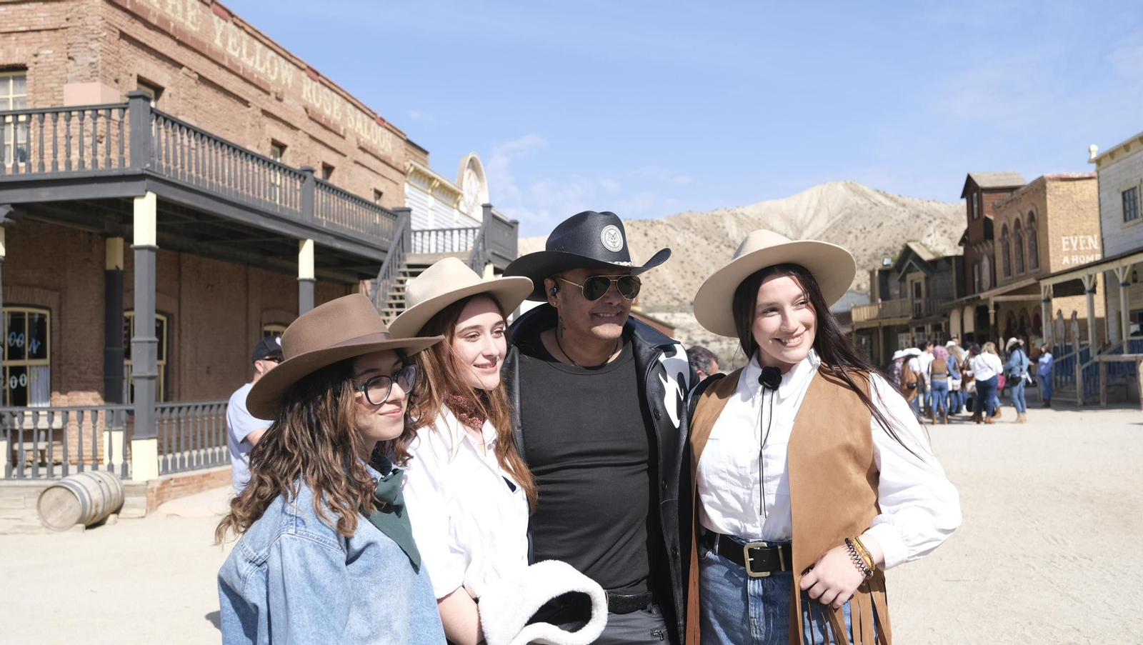 Fotos del rodaje de un videoclip de Coyote Dax, en el MiniHollywood Oasys de Tabernas