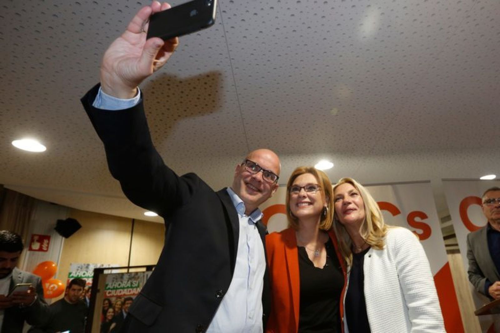 Raúl Fernández, Mar Sánchez y Concha Insúa, de camino a Sevilla.