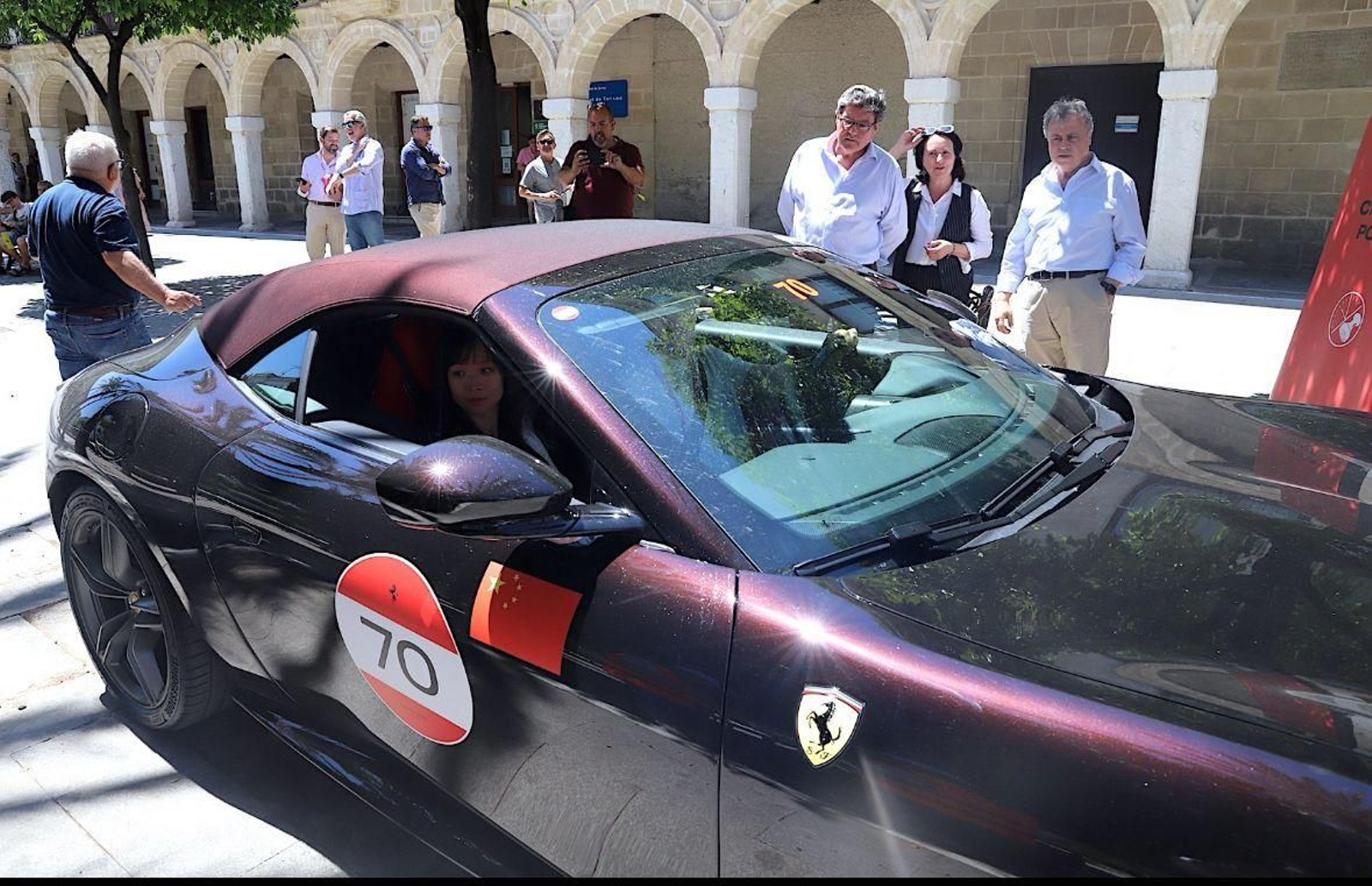 Uno de los vehículos participantes en la Ferrari Cavalcade 2025, a su paso por la plaza del Arenal.