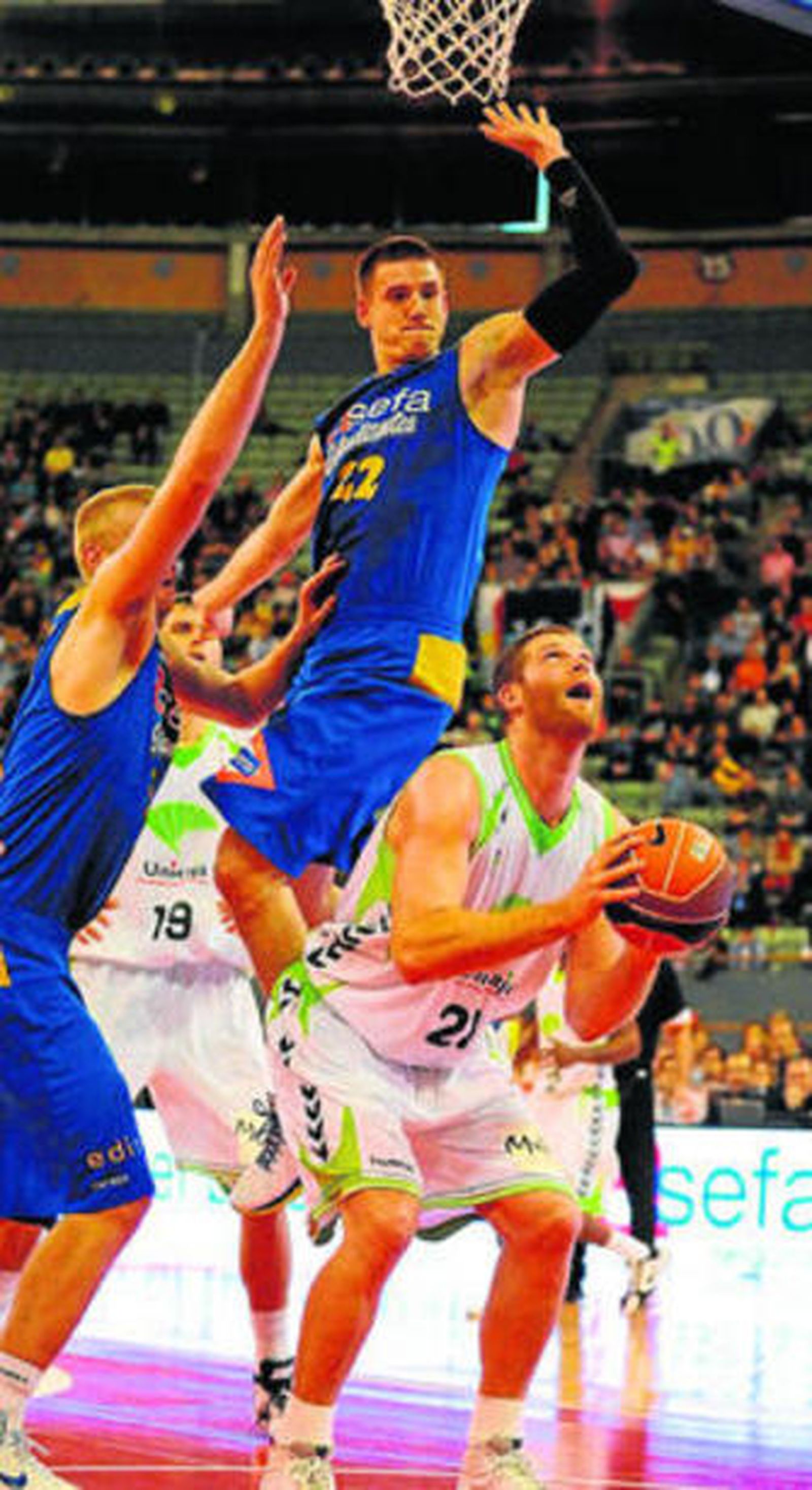 Archibald hace saltar a Caner-Medley con una finta bajo el aro estudiantil.