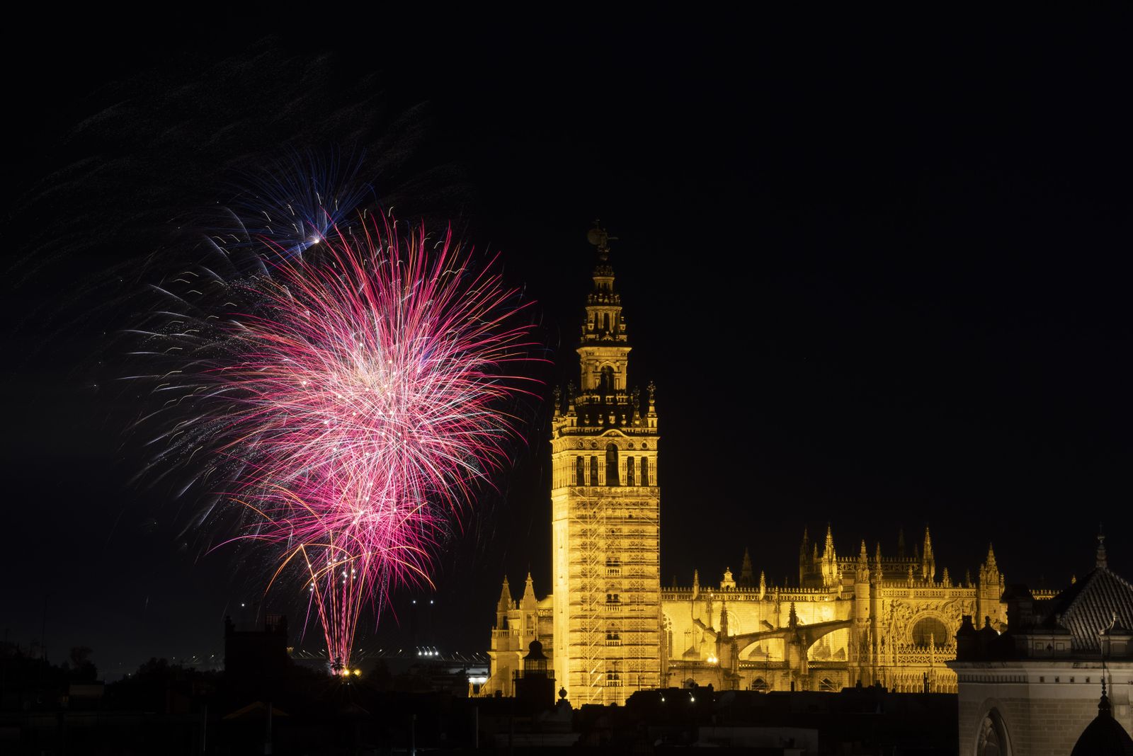 El espectáculo de fuegos artificiales de la Feria de Sevilla  2023