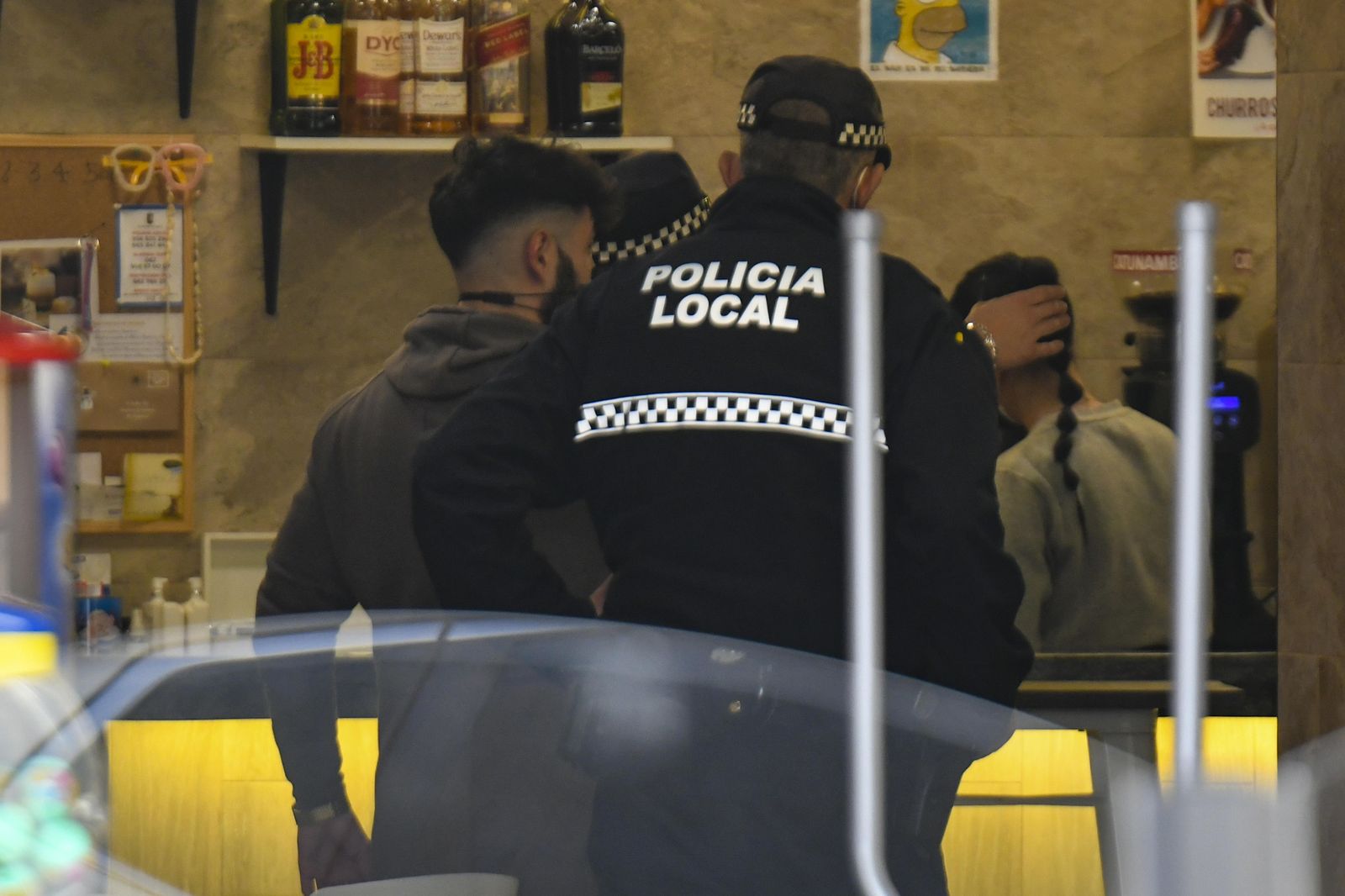 Fotos: Así ha sido la redada de la Policía Local y la Guardia Civil en un bar de Ogíjares que incumplía las restricciones