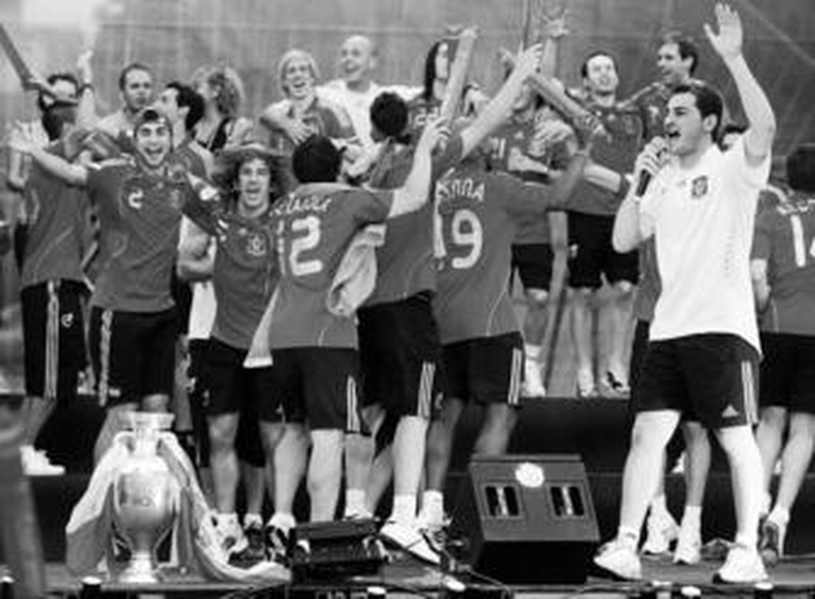 Casillas, micrófono en mano, se dirige a los hinchas en la Plaza de Colón.