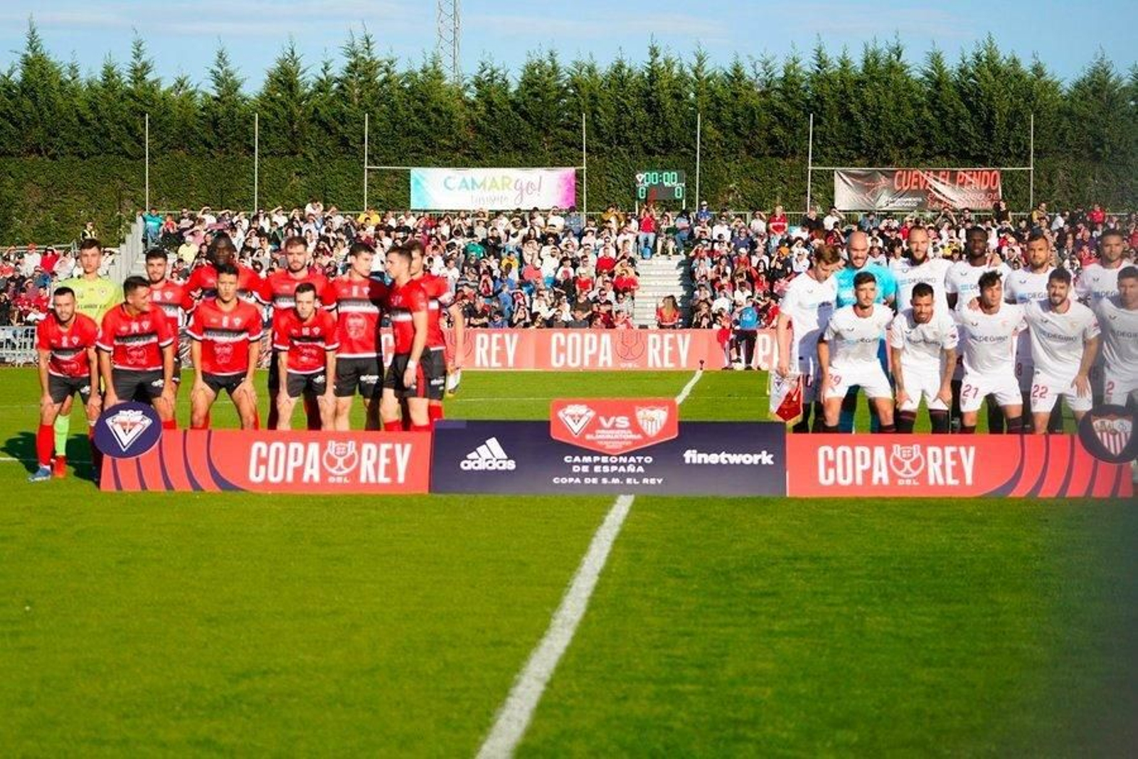 Las dos formaciones de Velarde y Sevilla, que incluía a cuatro mundialistas de inicio.