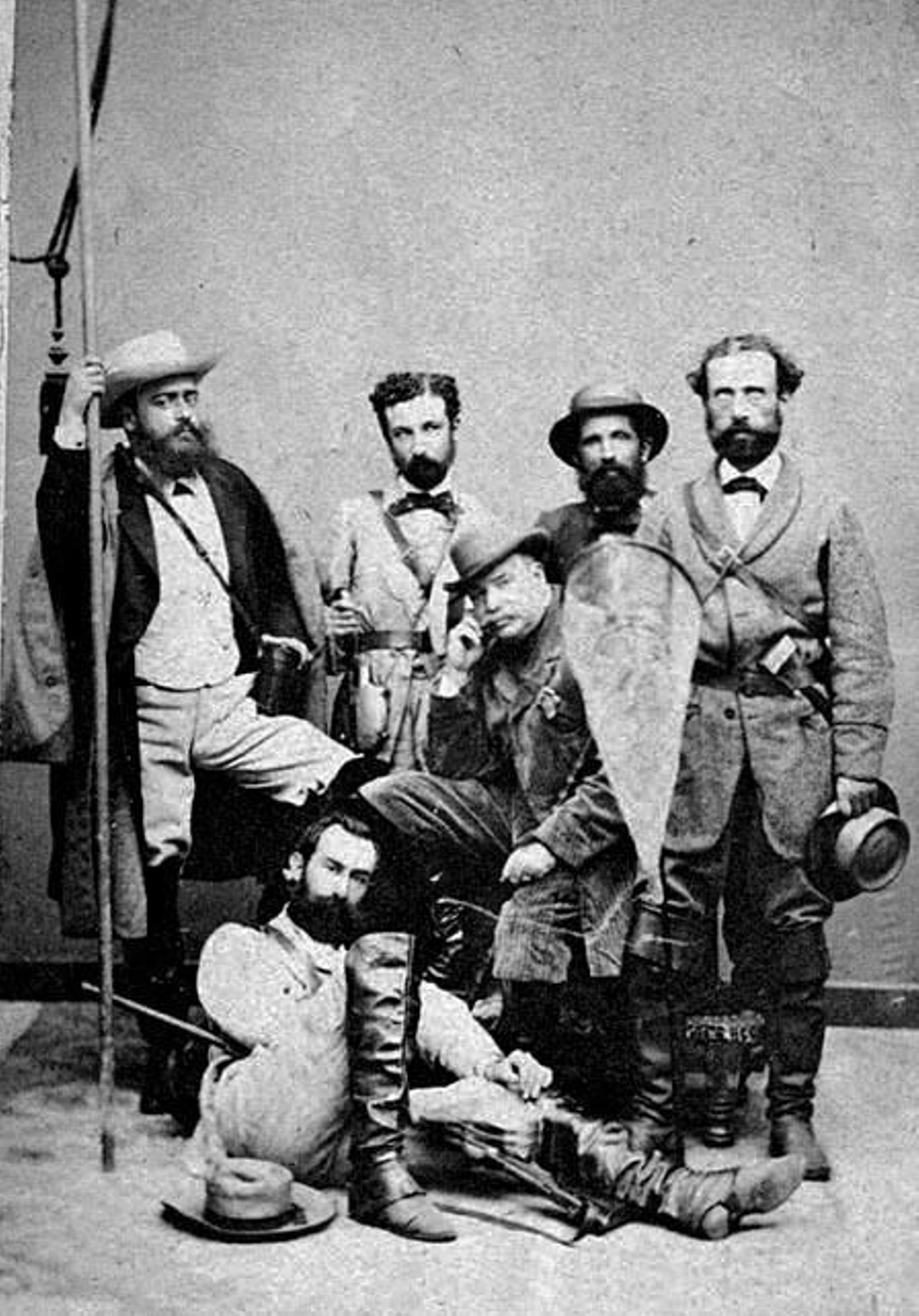 Los expedicionarios, sentado en el suelo Marcos Jiménez de la Espada