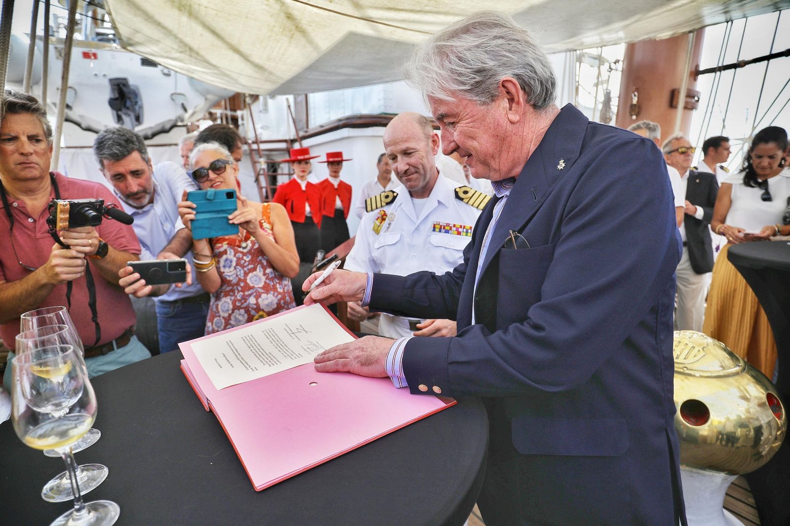 Imágenes de la llegada del Tío Pepe Estrella de los Mares de González Byass a bordo del 'Elcano'.