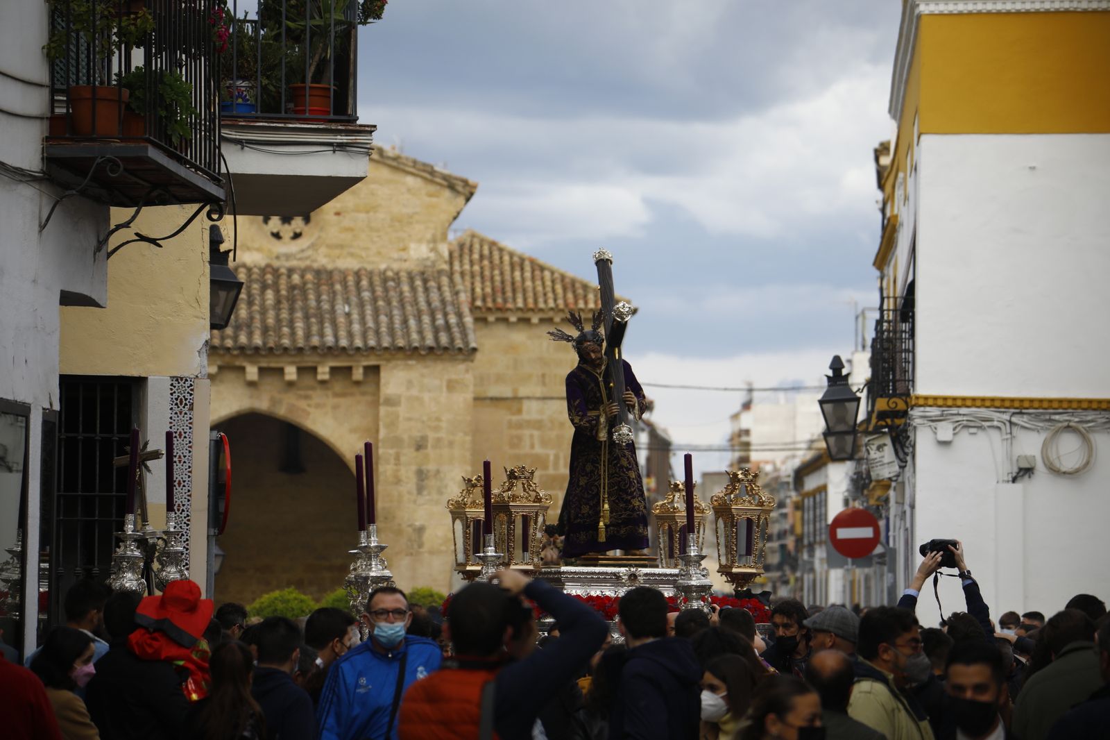El vía crucis de las hermandades de Córdoba con el Señor del Calvario, en imágenes