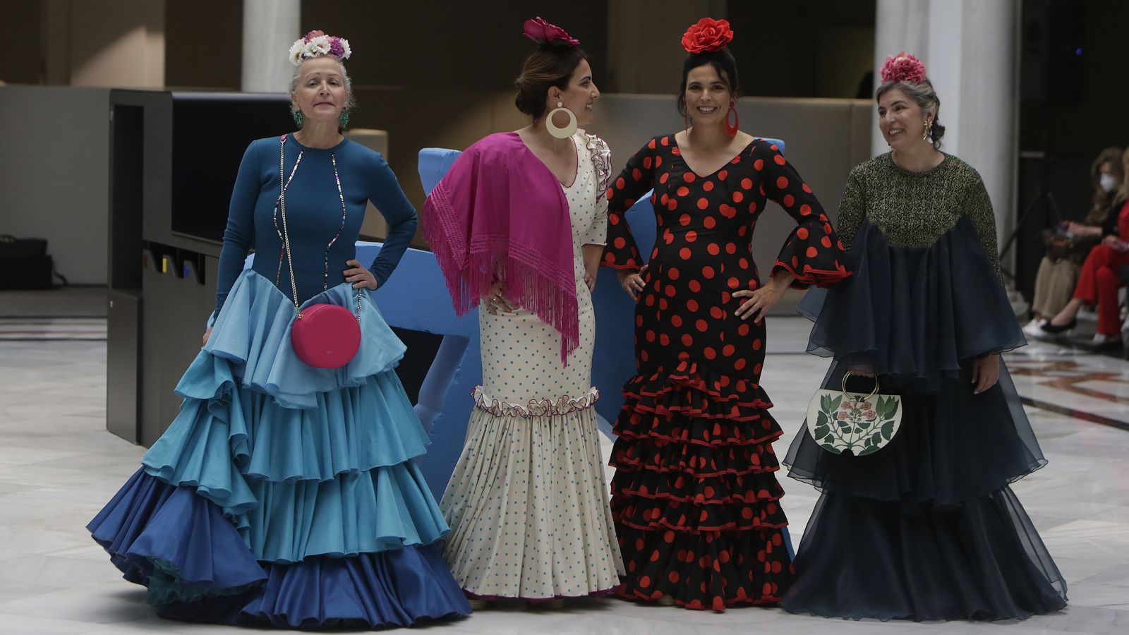 Las mujeres de la asociación Pulseras Rosas que han puesto el broche final al desfile de moda flamenca.