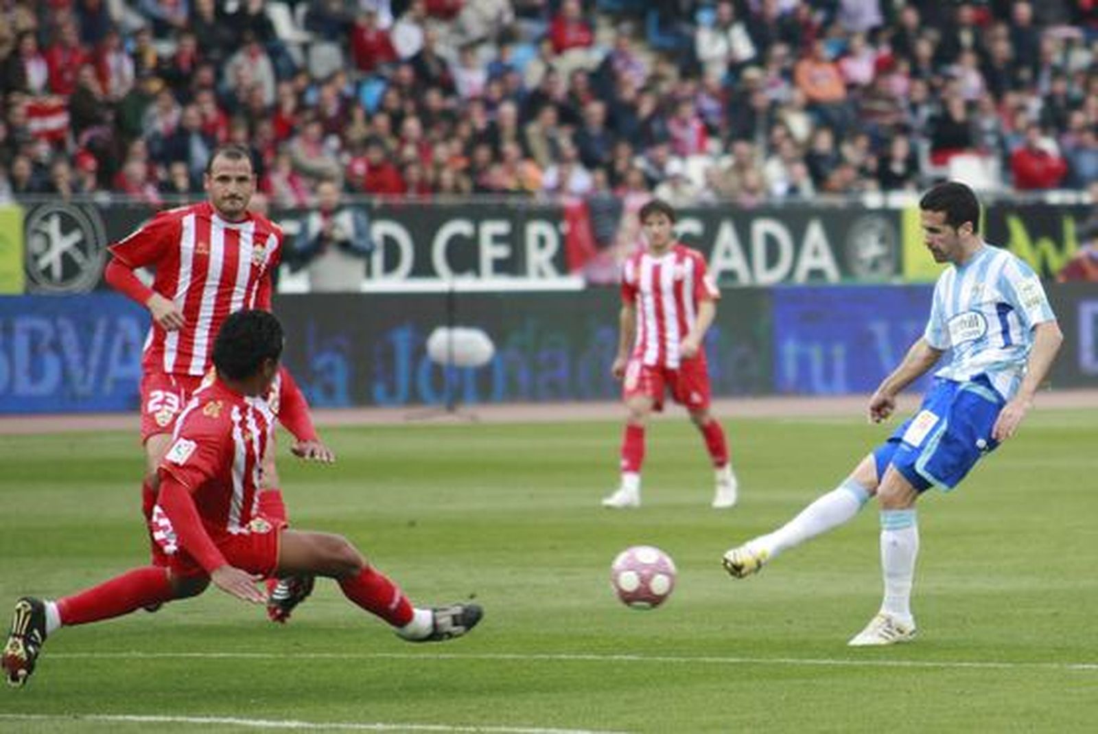 El Almería vence al Málaga en el estadio Mediterráneo. / Javier Alonso