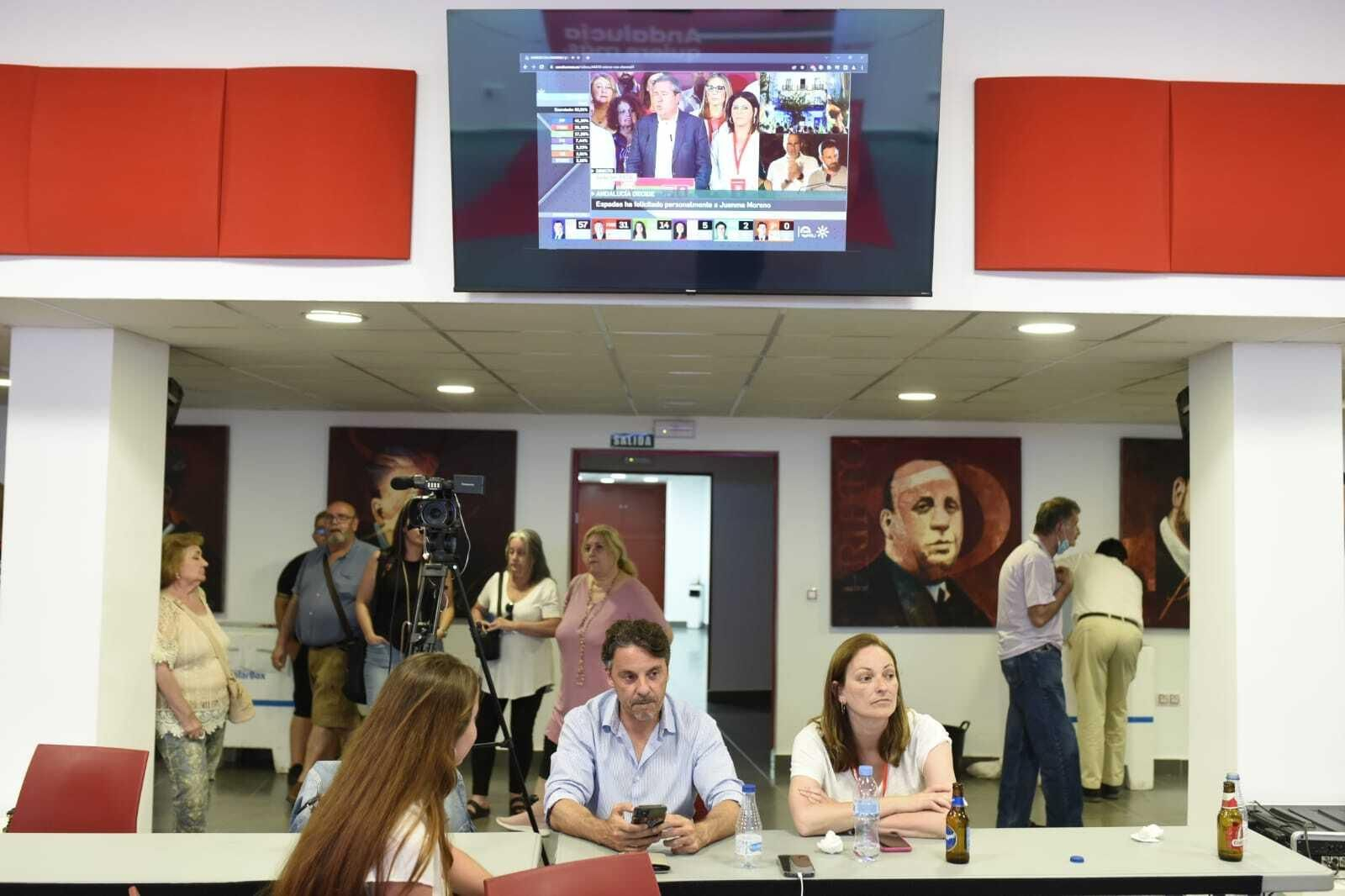 Imágenes de cómo se ha vivido las elecciones en los diferentes partidos de Huelva