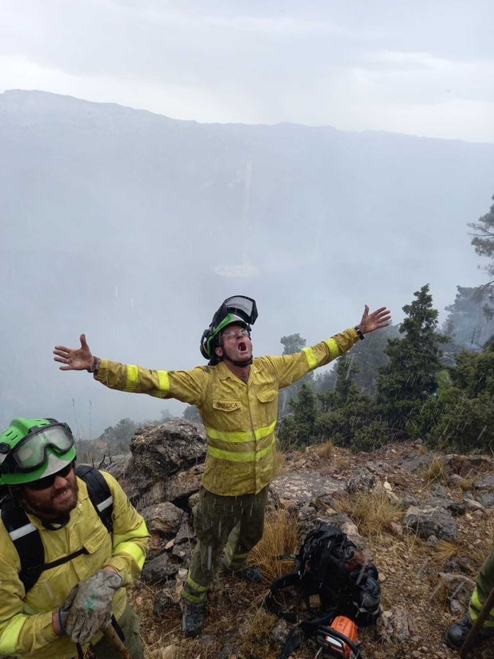 Así reciben los bomberos de Infoca la lluvia que permite acabar con el fuego