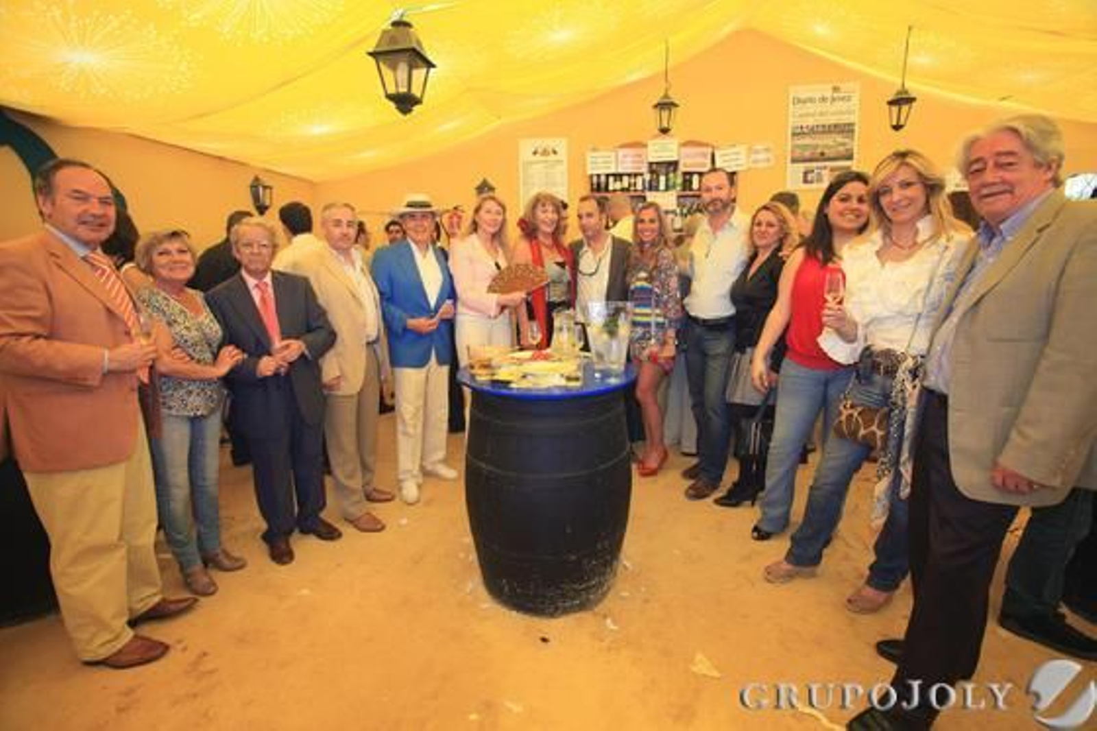 Ildefonso Marqués junto a varios directivos dedicados al sector del turismo de la ciudad, en la caseta del Diario.

Foto: Vanesa Lobo