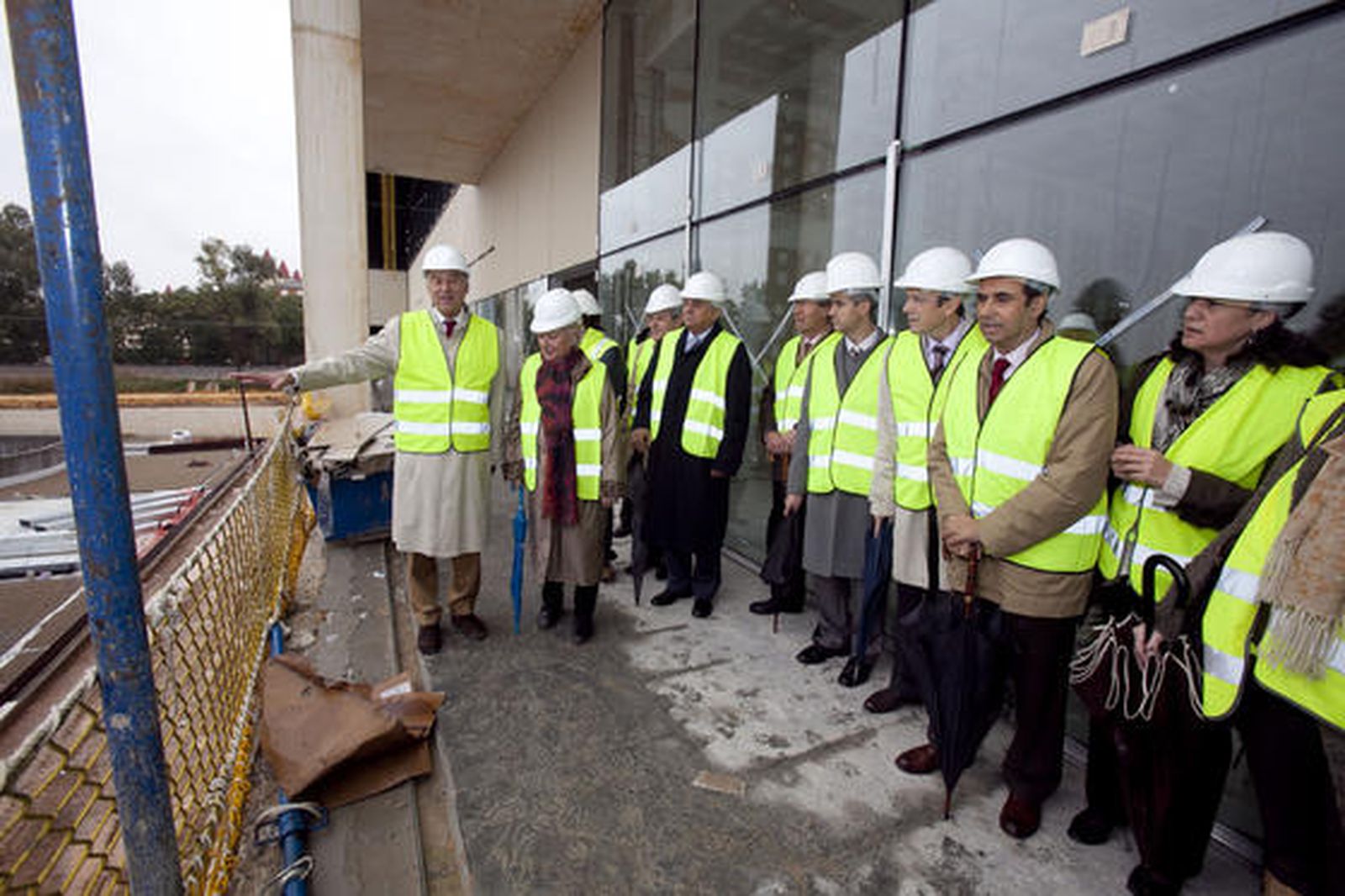 El director gerente de Fibes, Maestro; la segunda teniente de alcalde y concejal de Fiestas Mayores y Turismo, Rosamar Prieto-Castro; el presidente de la Cámara de Comercio de Sevilla, Francisco Herrero; y el gerente del Convention Bureau, Manuel Macías, visitan las obras de ampliación de Fibes junto a medio centenar de empresarios del sector turístico.

Foto: Jaime Martínez