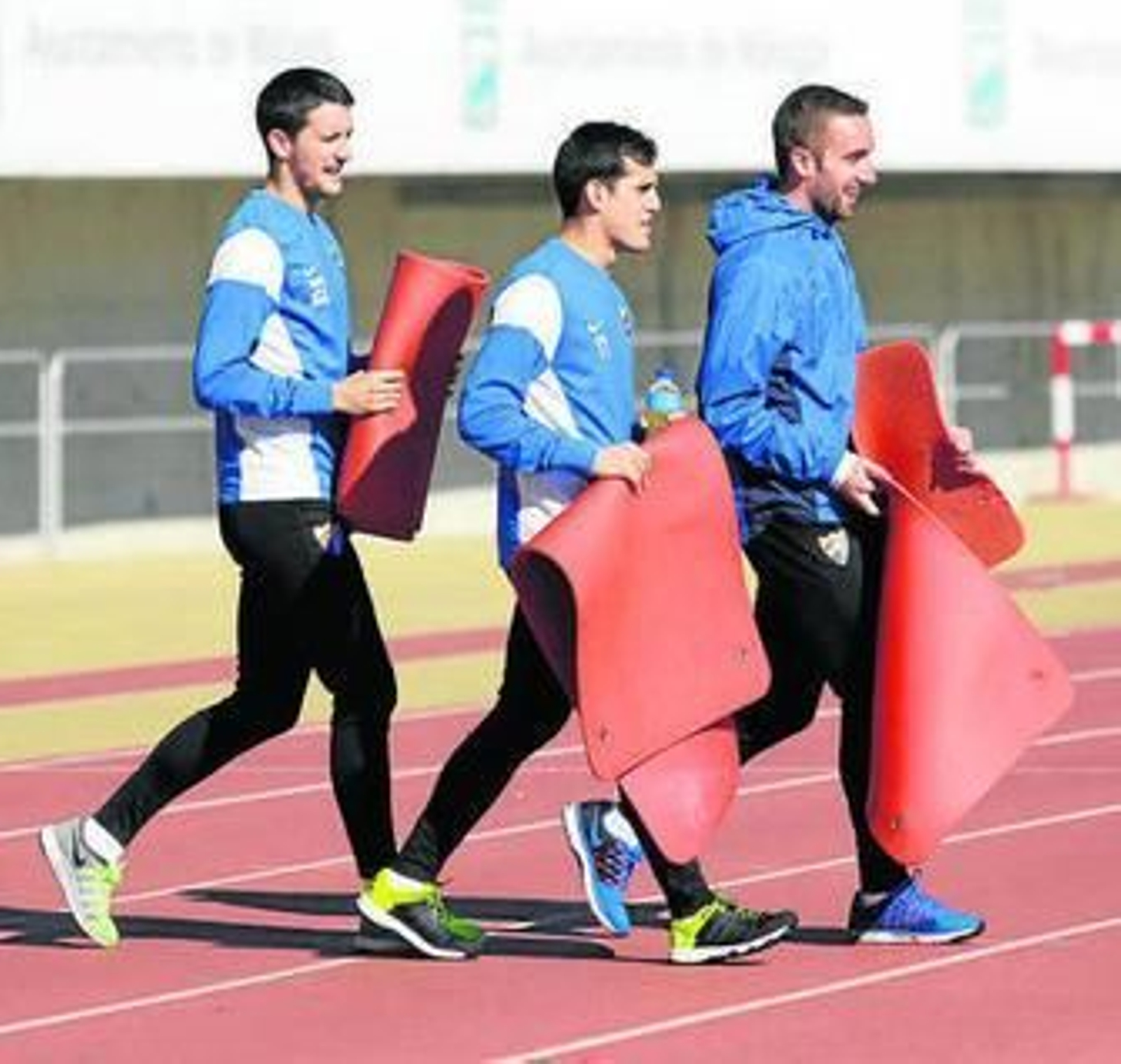 Varios jugadores del Málaga durante un entrenamiento de esta semana.