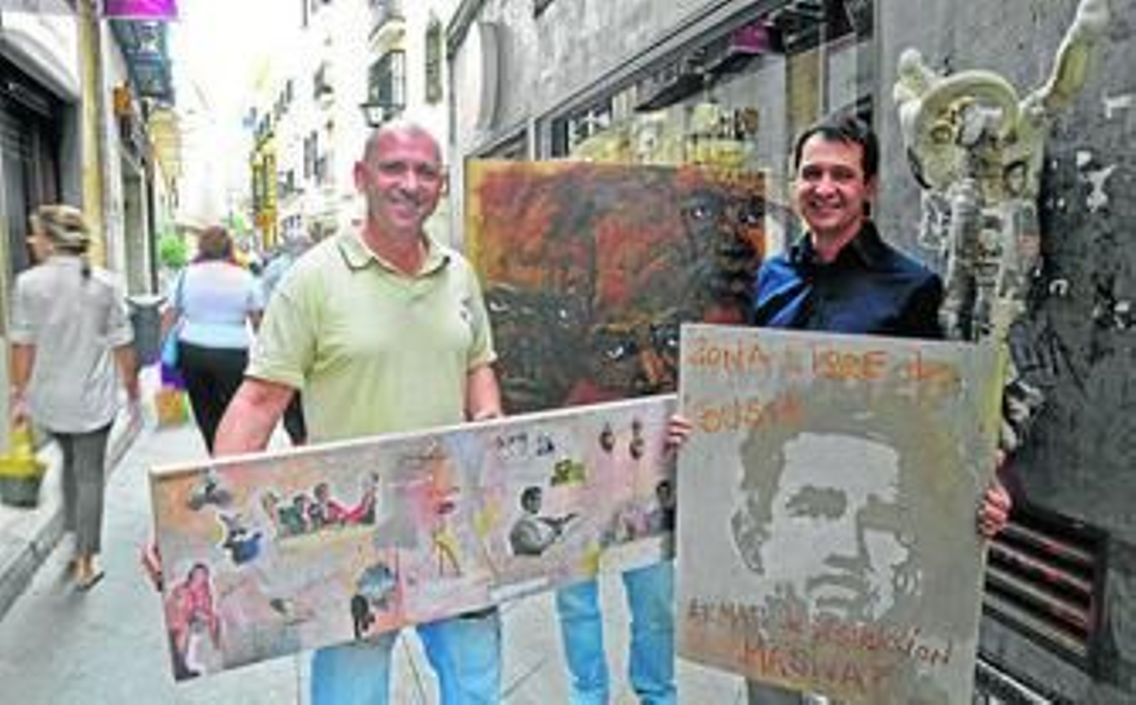 Los hermanos Mundi y Juan Carlos Martín Iglesia, en una improvisada 'performance' en San Eloy.